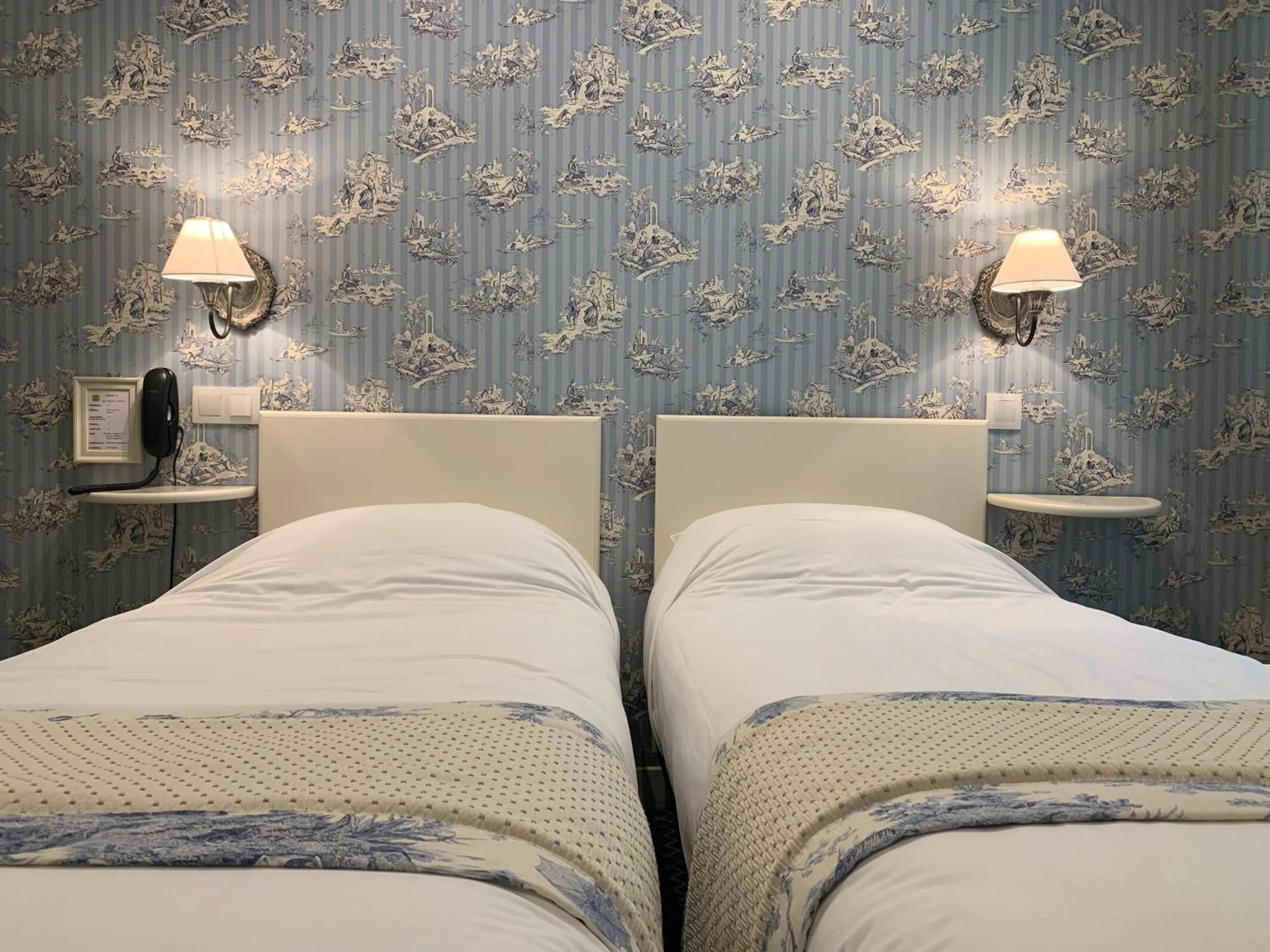 Bed in L'Auberge du Port des Roches