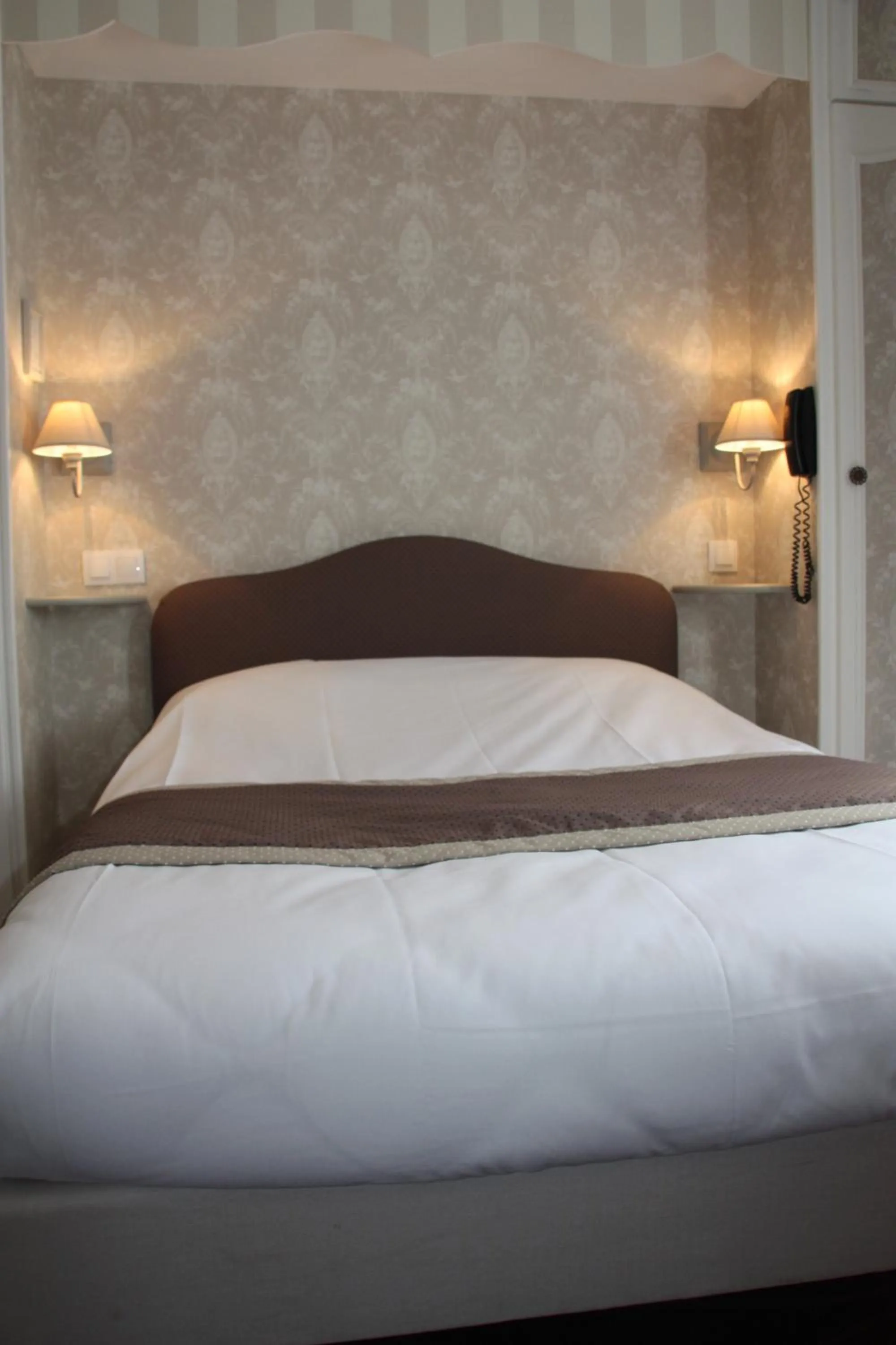 Bed in L'Auberge du Port des Roches