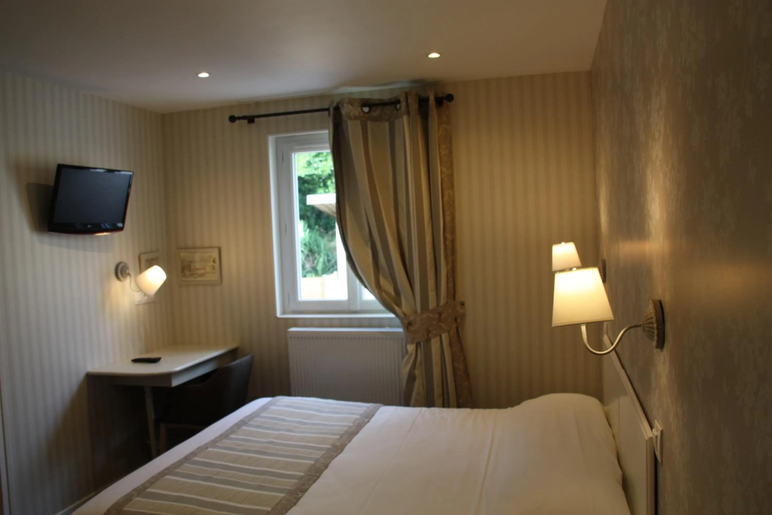 Photo of the whole room, Bed in L'Auberge du Port des Roches