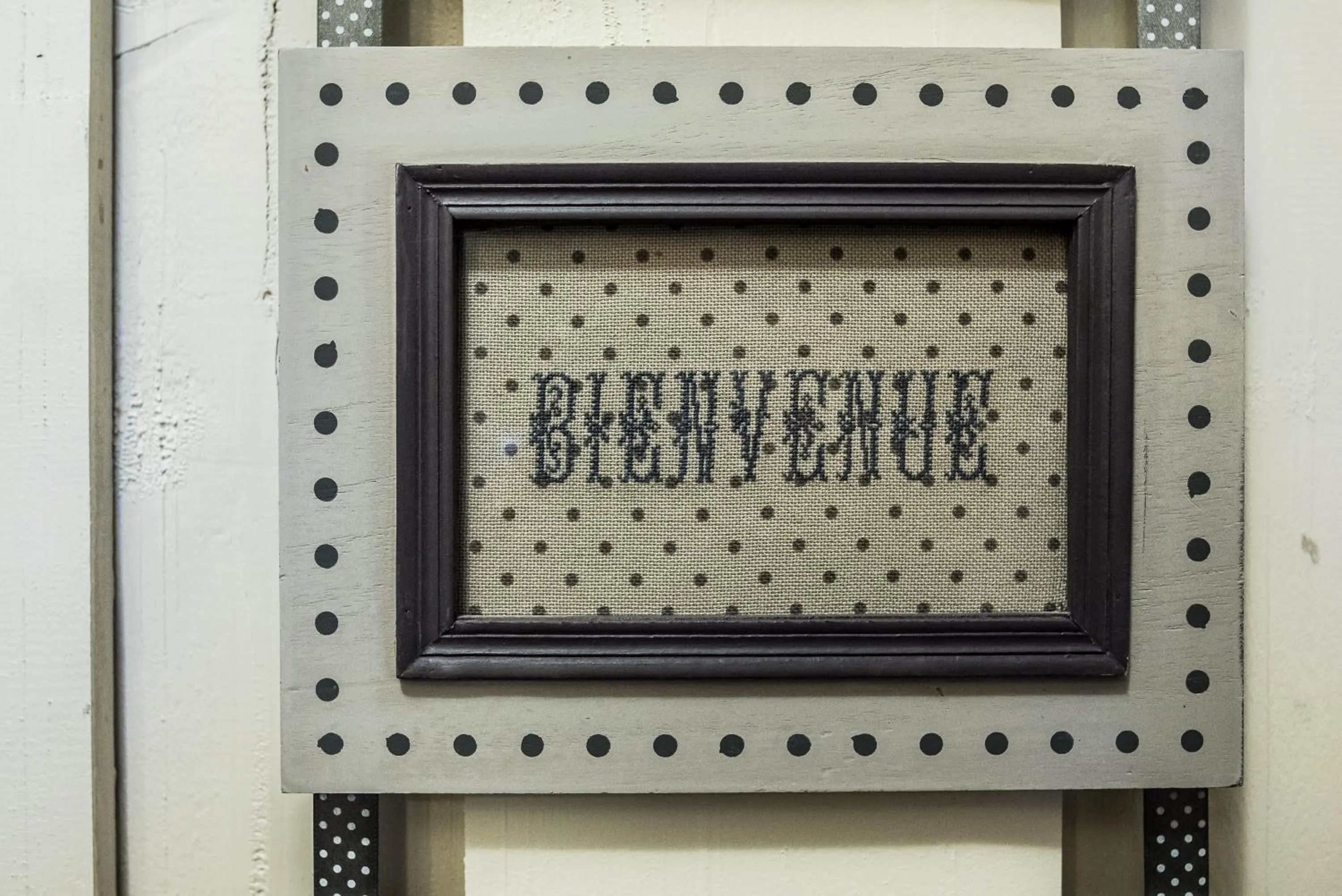 Decorative detail in L'Auberge du Port des Roches