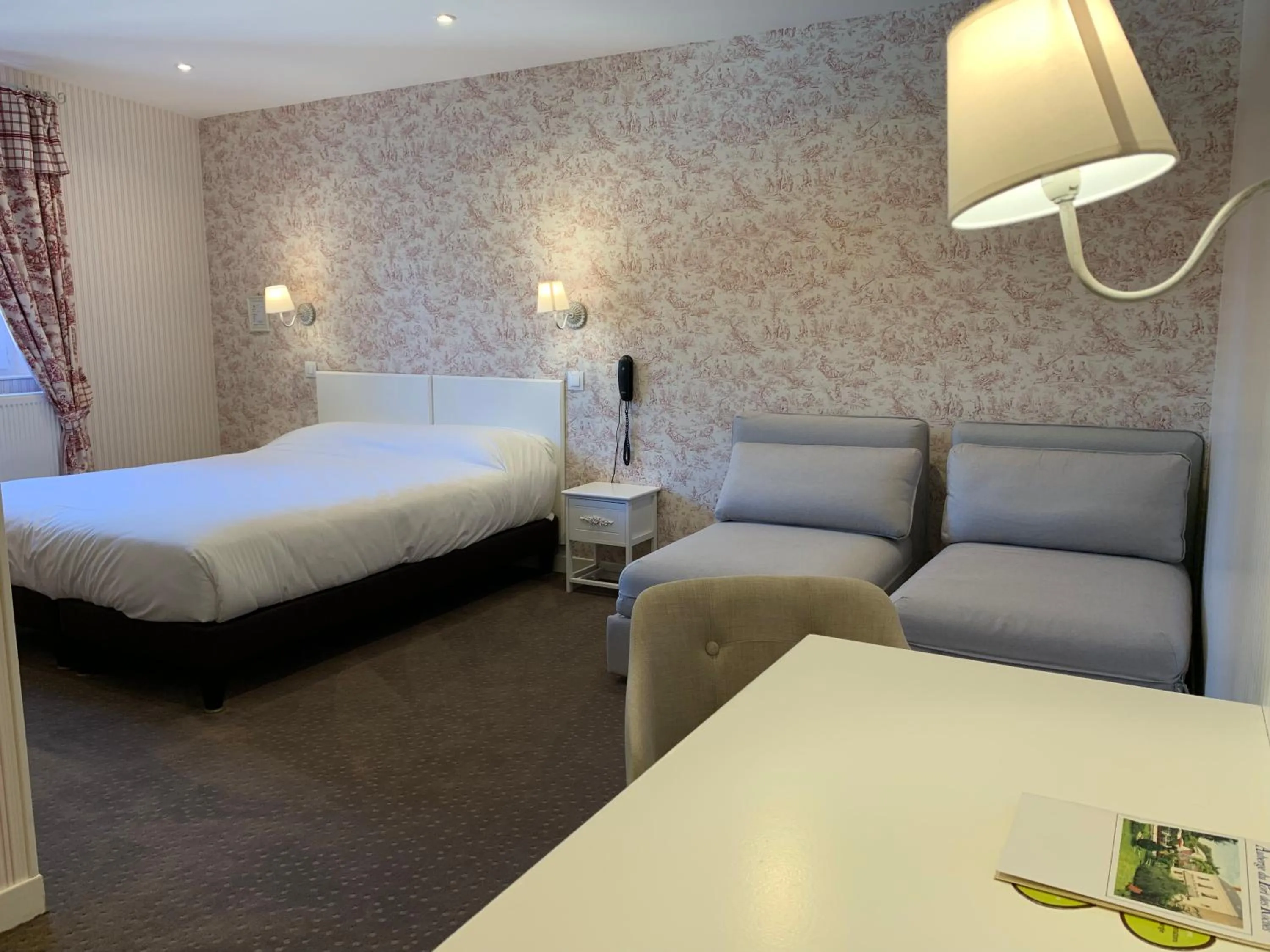 Bed in L'Auberge du Port des Roches