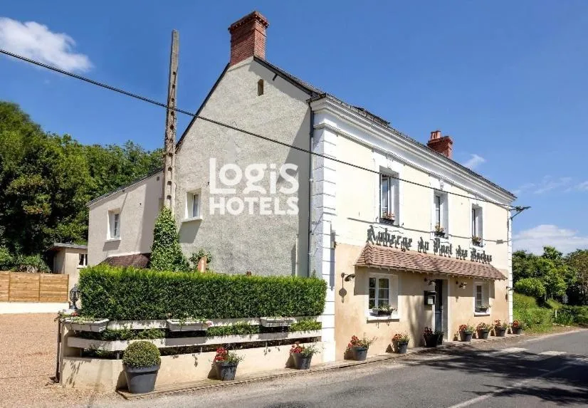 Logis Hôtel Auberge du Port des Roches