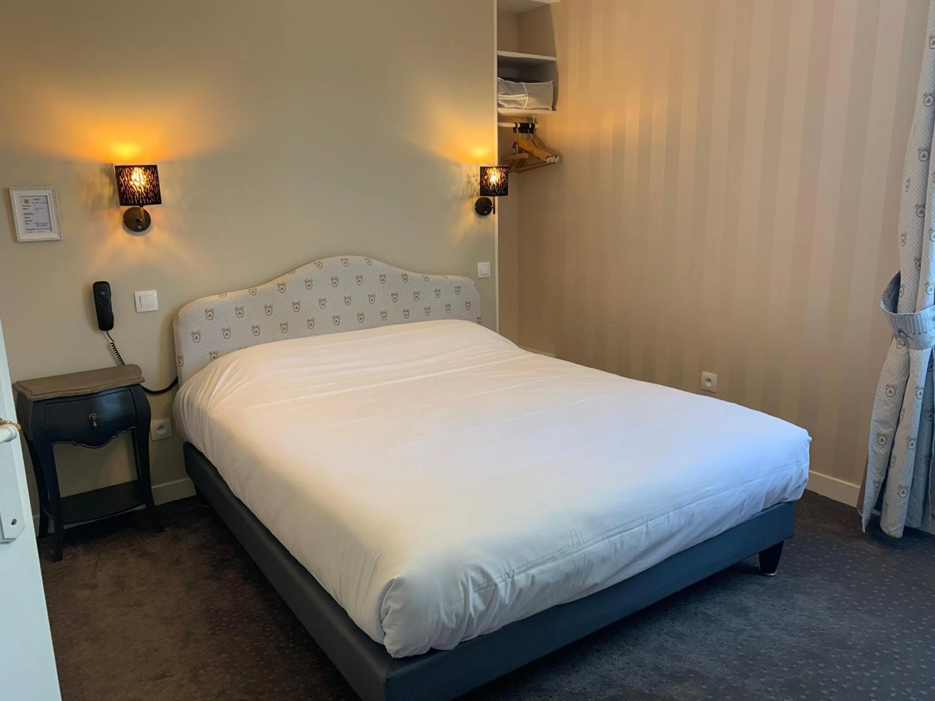 Bed in L'Auberge du Port des Roches