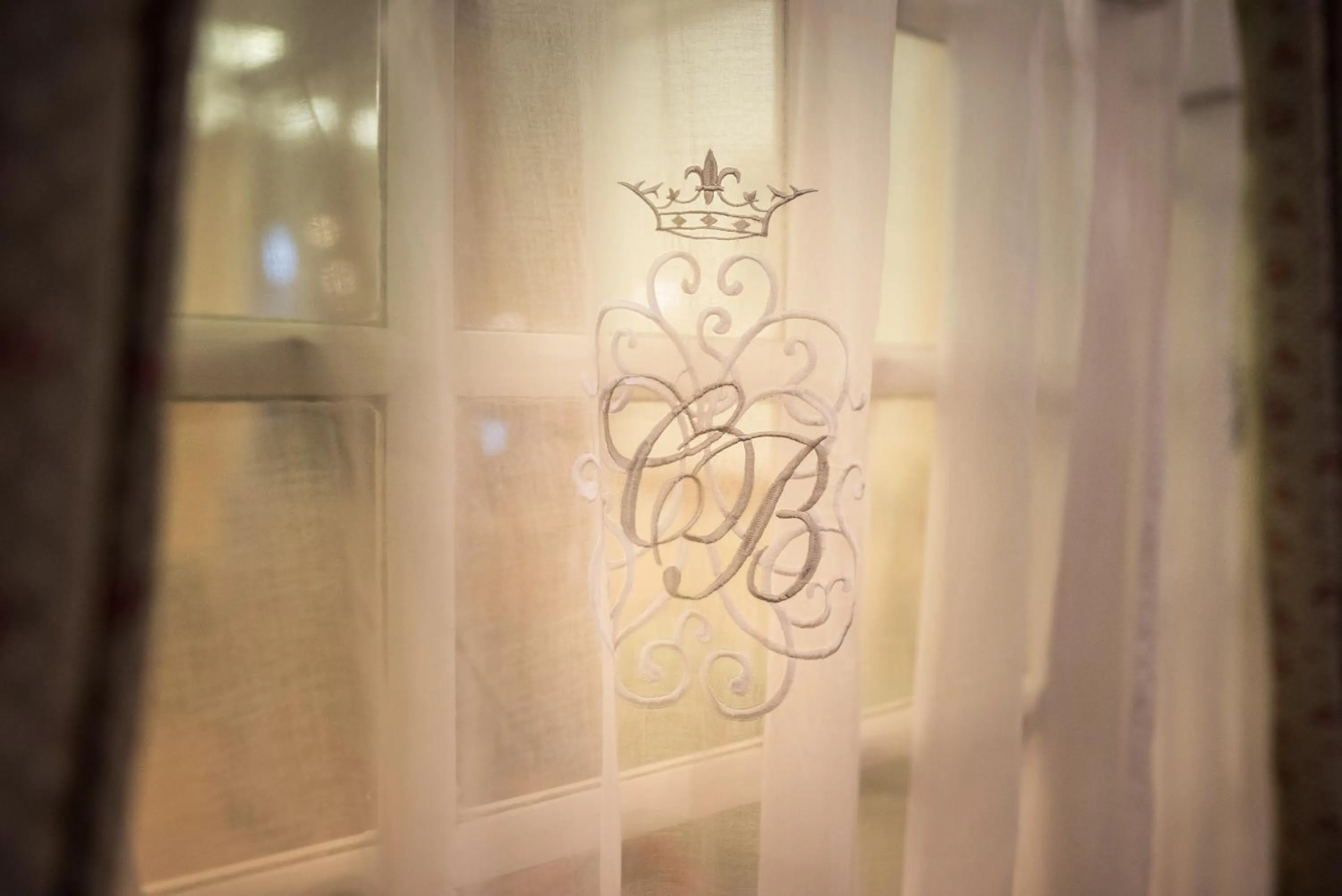 Decorative detail in L'Auberge du Port des Roches