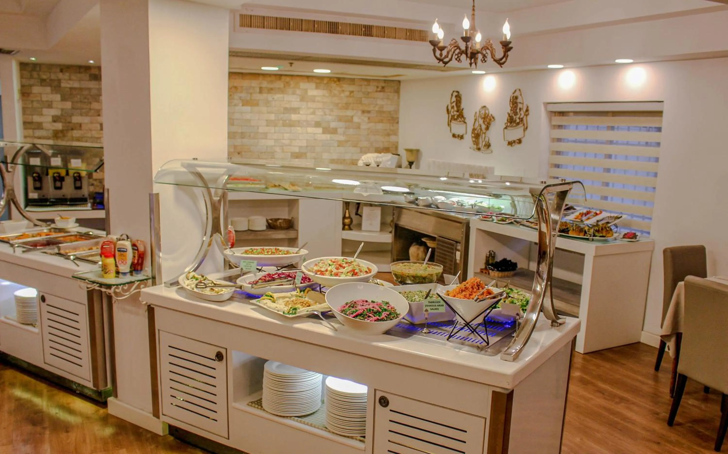 Food and drinks in Golden Walls Hotel