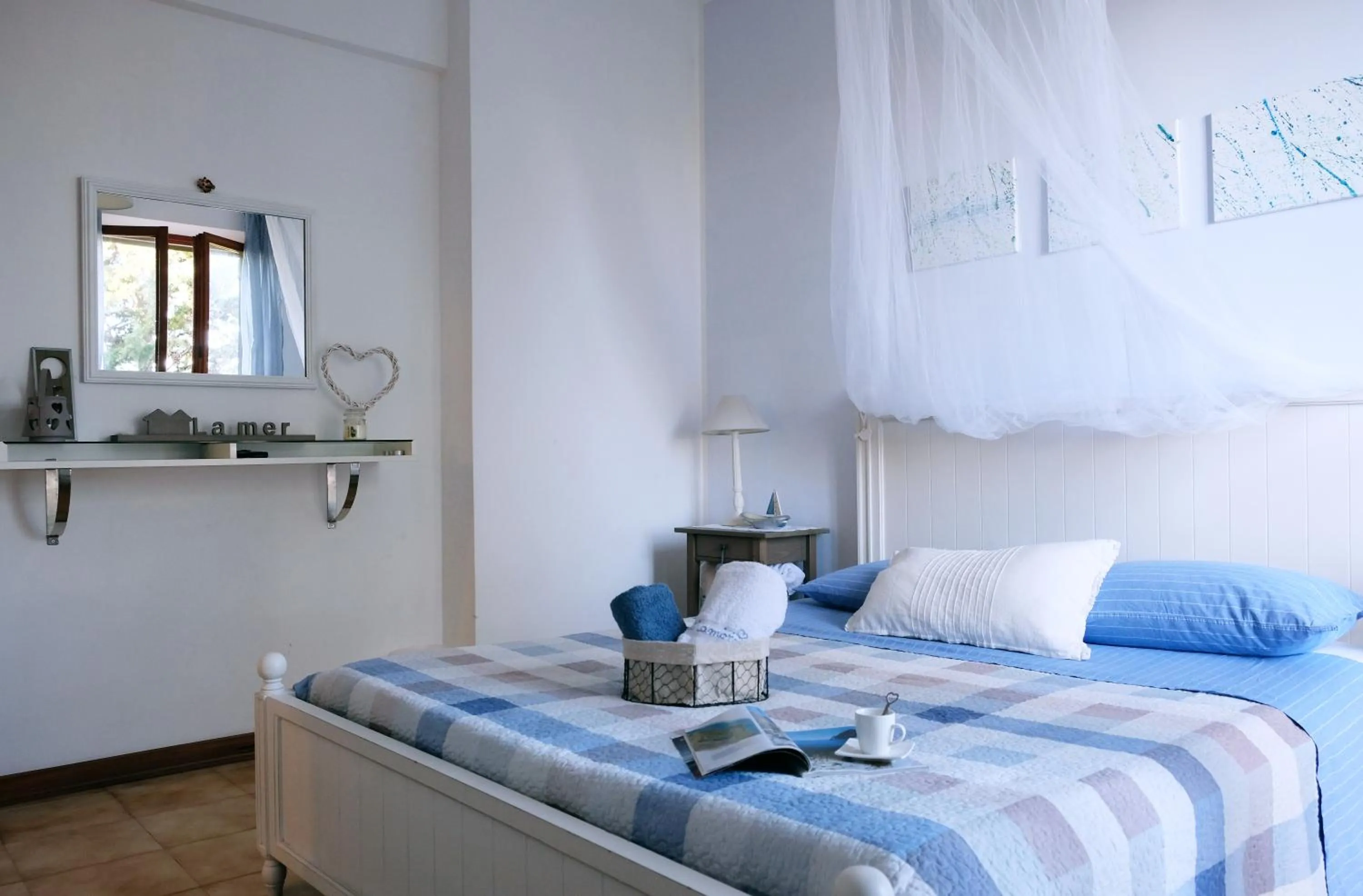 Photo of the whole room, Bed in ilmareinmezzo