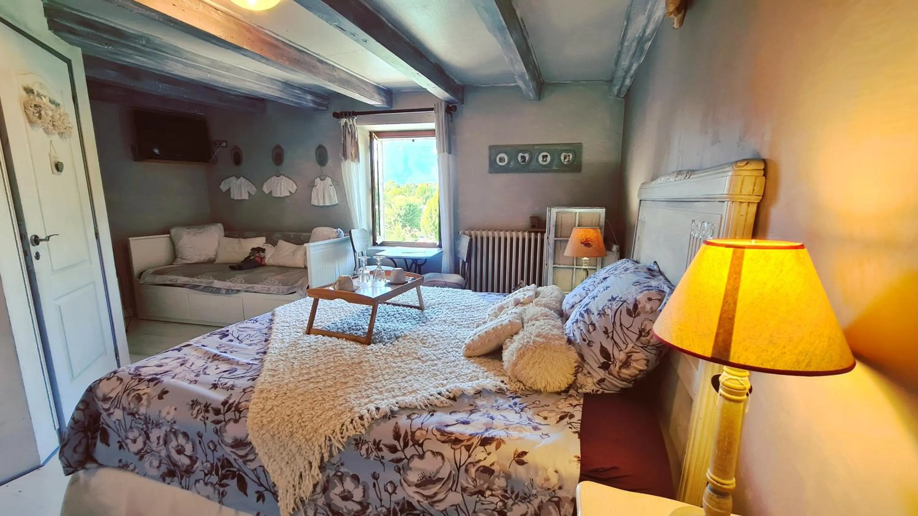 Quadruple Room with Lake View in Le Doux Nid