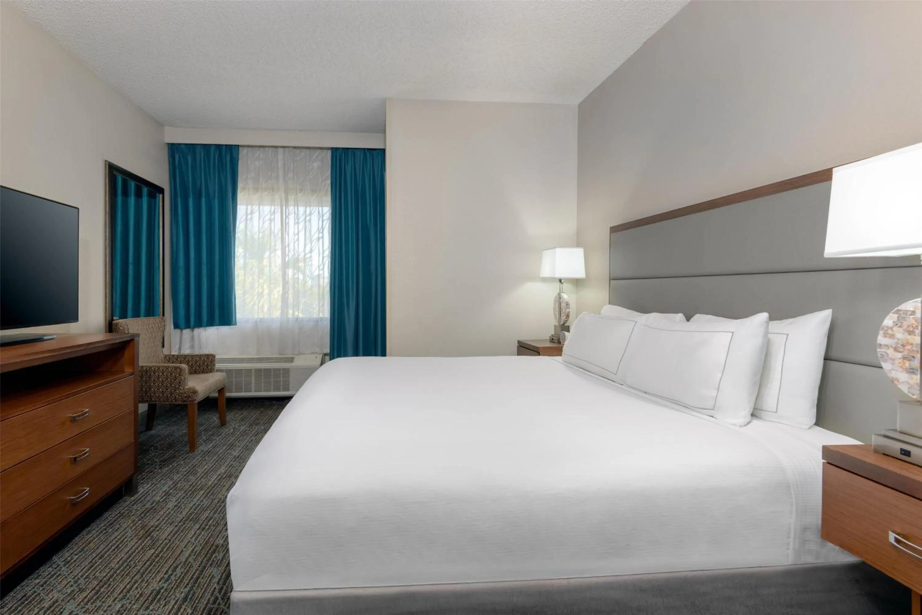 Bed in DoubleTree by Hilton Hotel West Palm Beach Airport