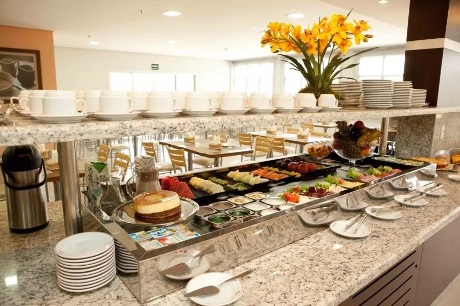 Restaurant/places to eat in Serras Hotel