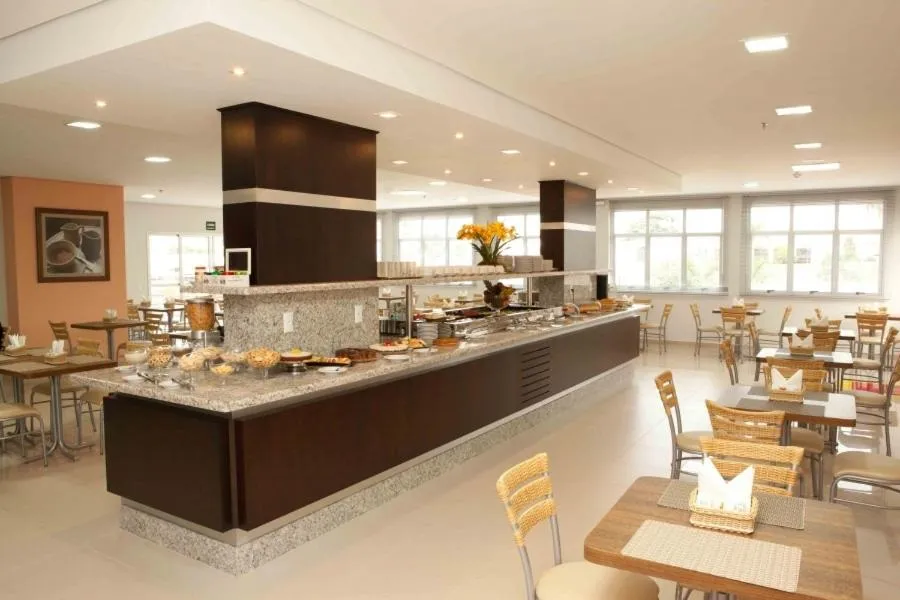 Restaurant/places to eat in Serras Hotel