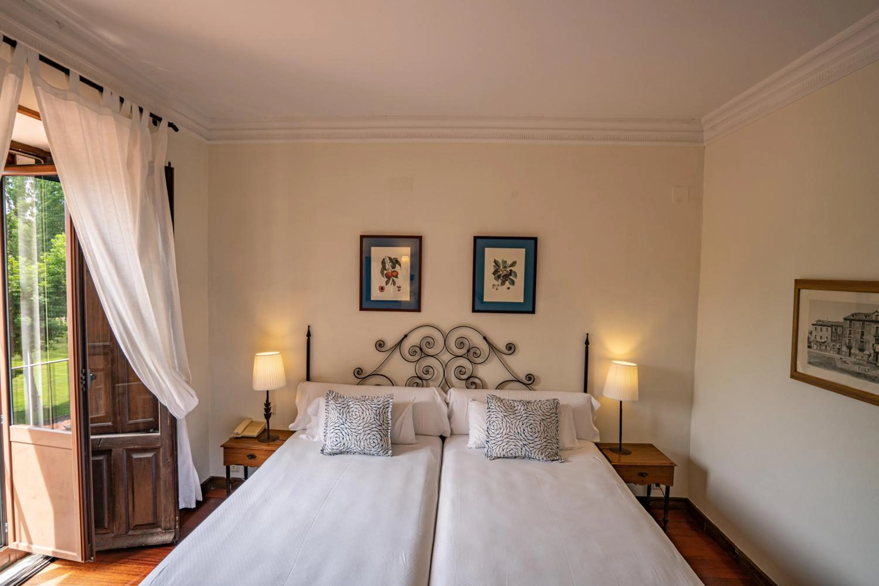 Bed in Hotel Real Monasterio de San Zoilo