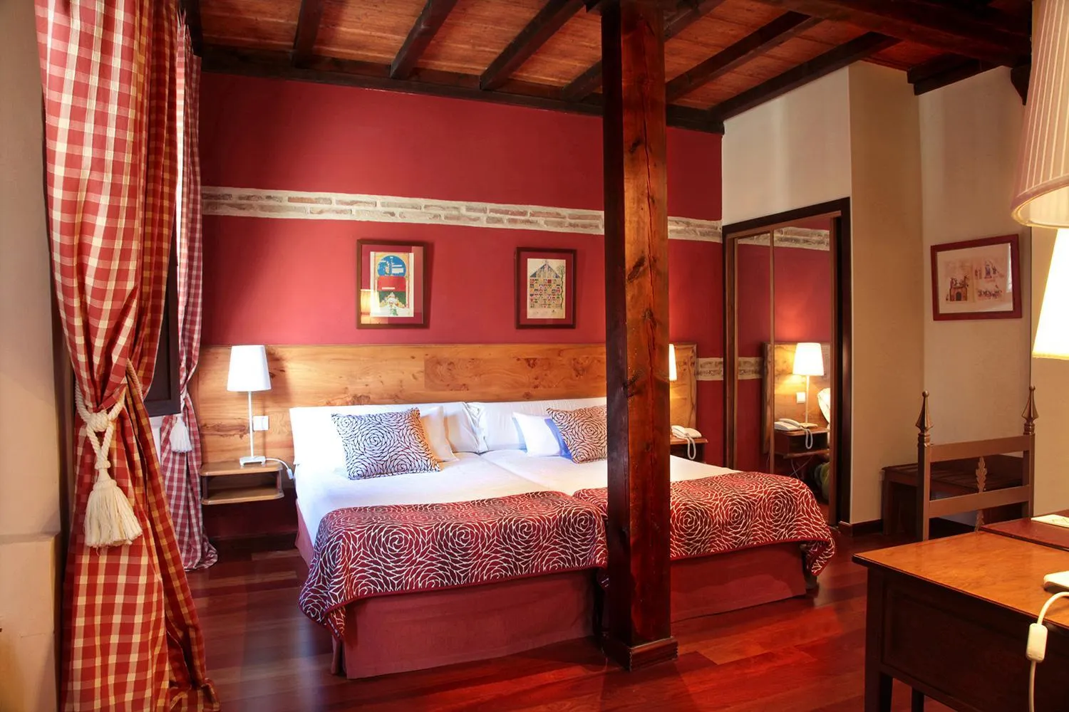 Photo of the whole room, Bed in Hotel Real Monasterio de San Zoilo