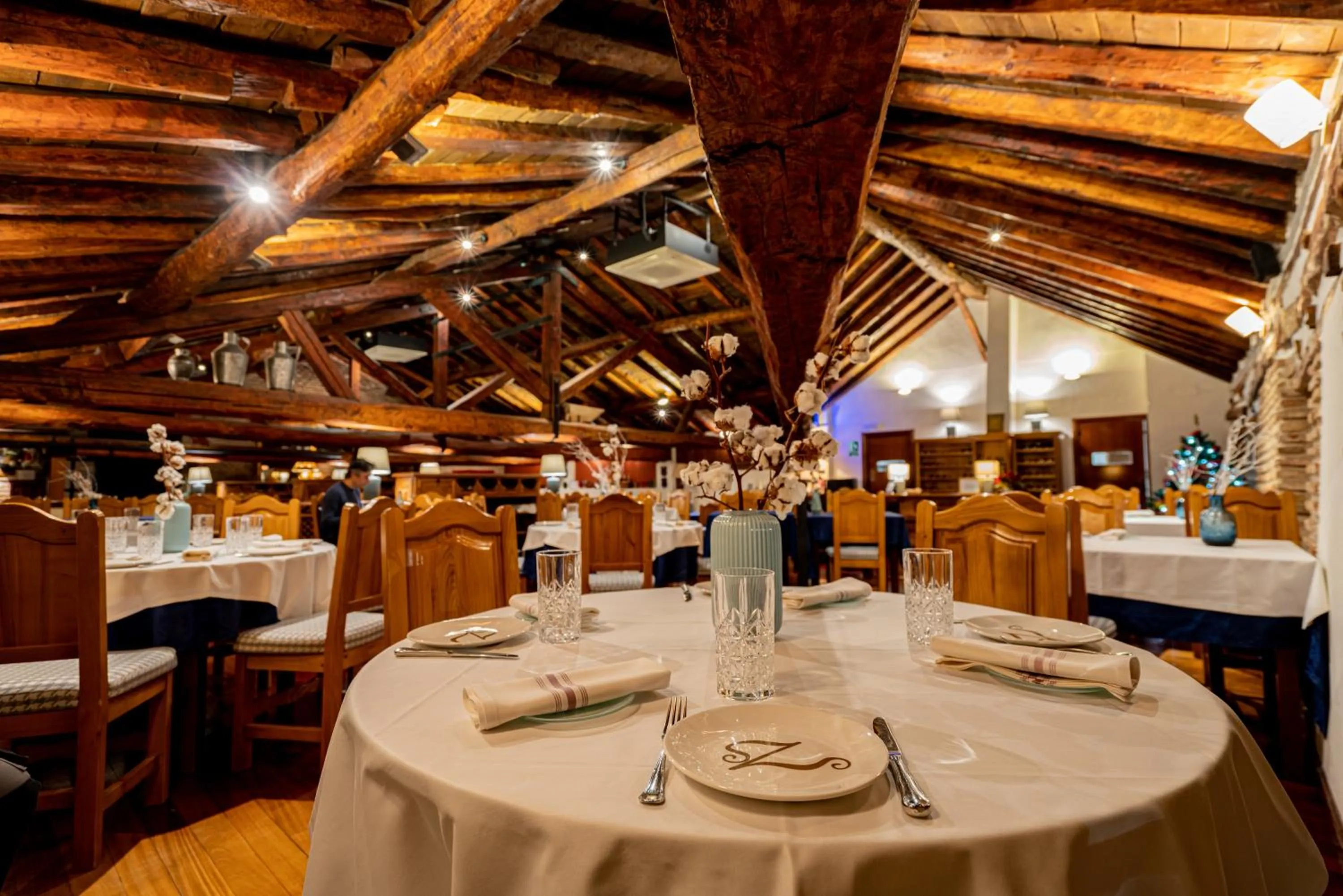 Restaurant/places to eat in Hotel Real Monasterio de San Zoilo