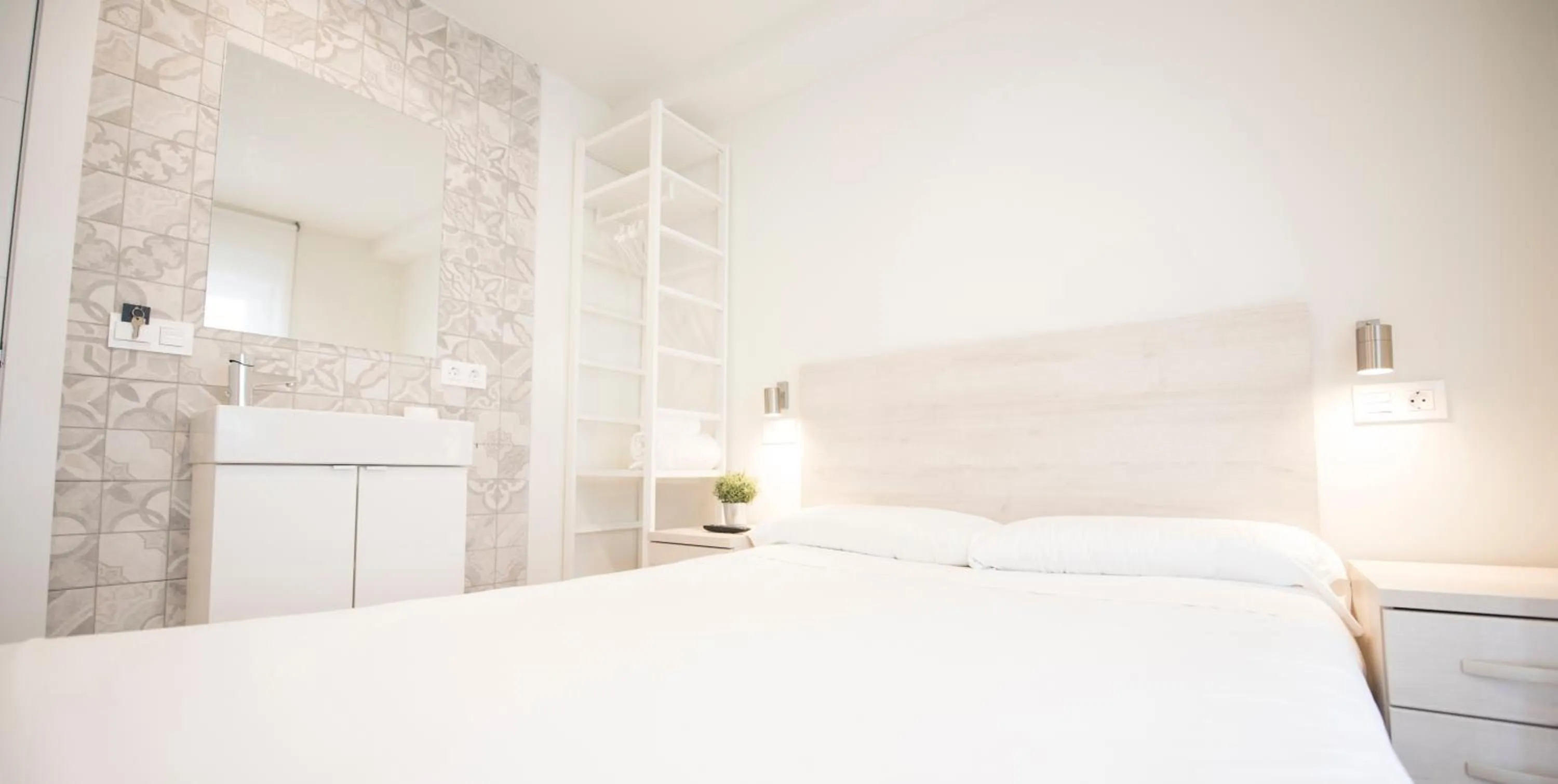 Toilet, Bed in Happy Hostal Carrales