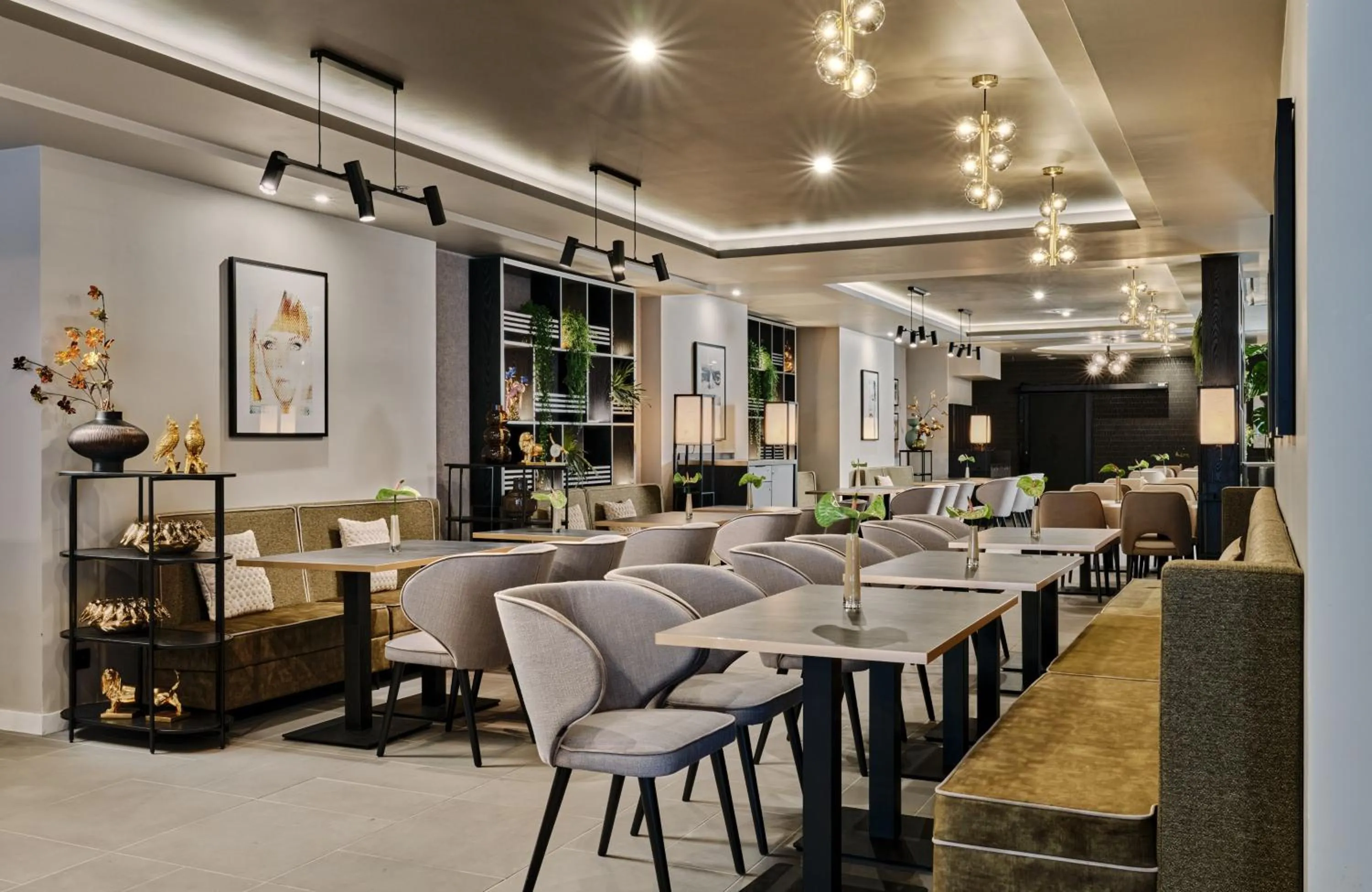 Lounge or bar in Leonardo Royal Hotel Warsaw