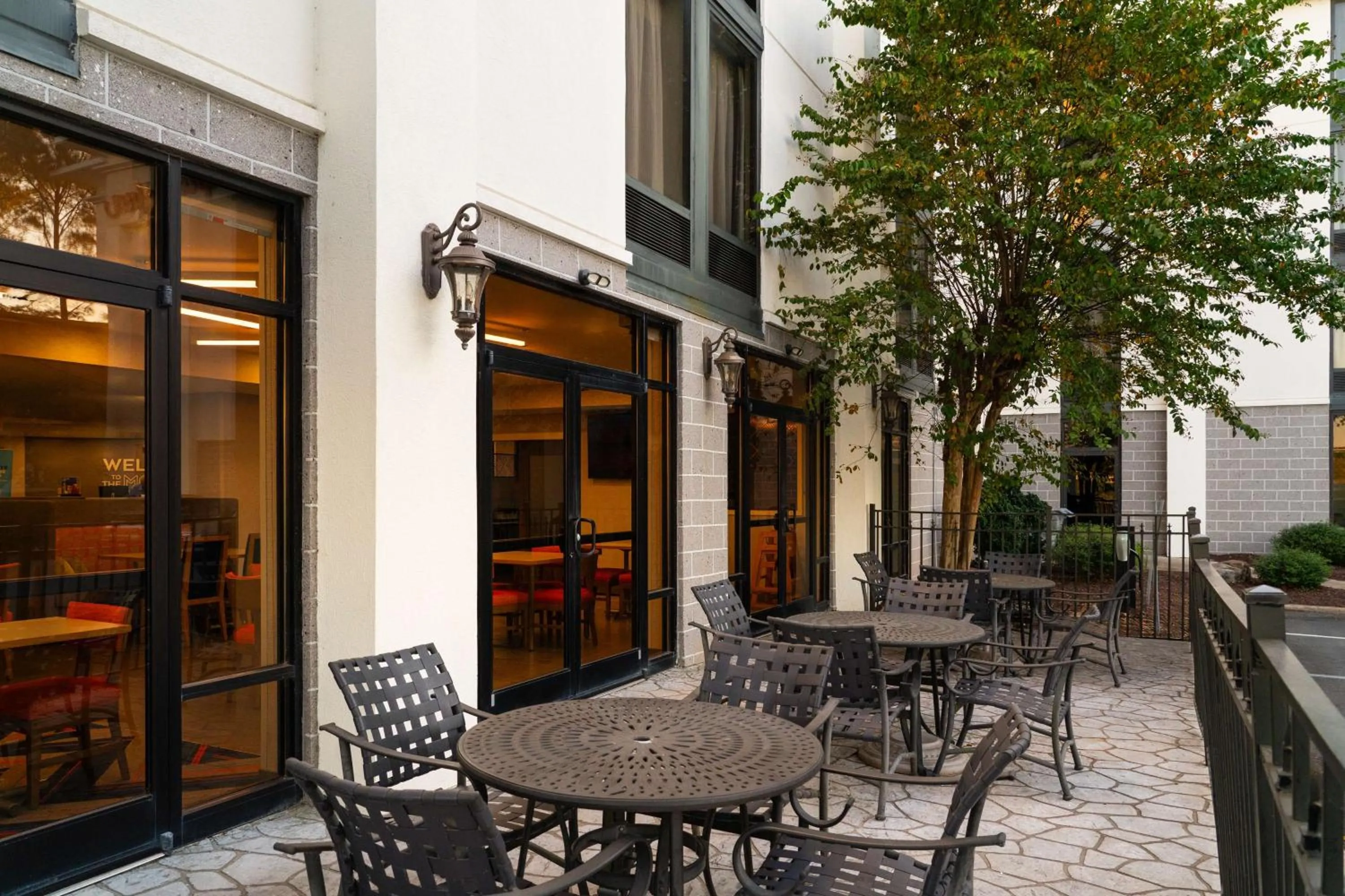 Patio in Hampton Inn Norfolk/Virginia Beach