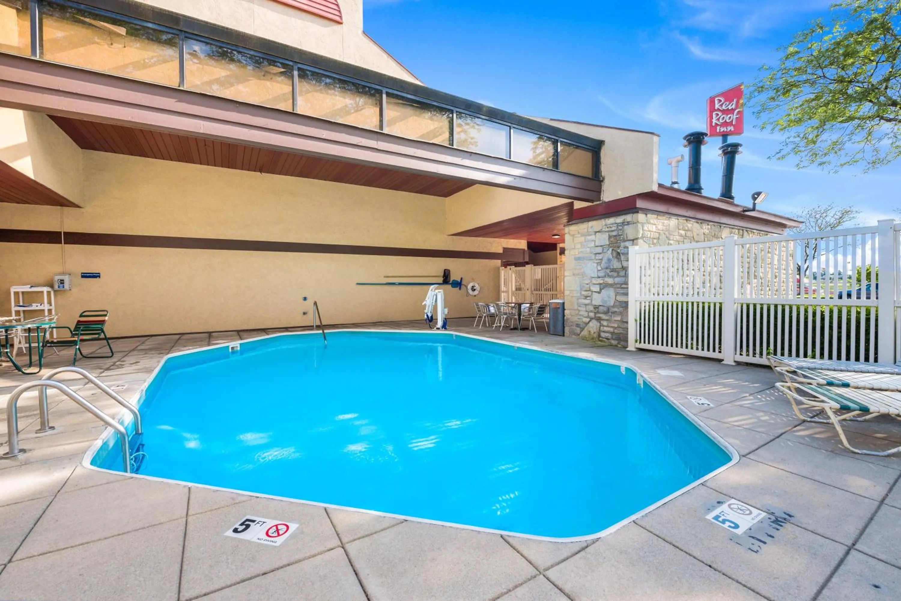 Swimming pool in Red Roof Inn Columbus - Grove City