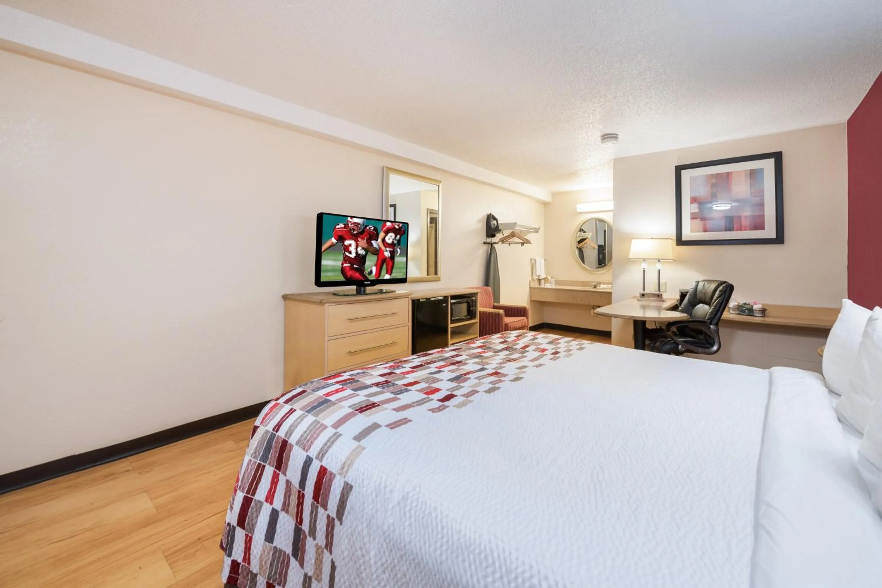 Bedroom, Bed in Red Roof Inn Columbus - Grove City