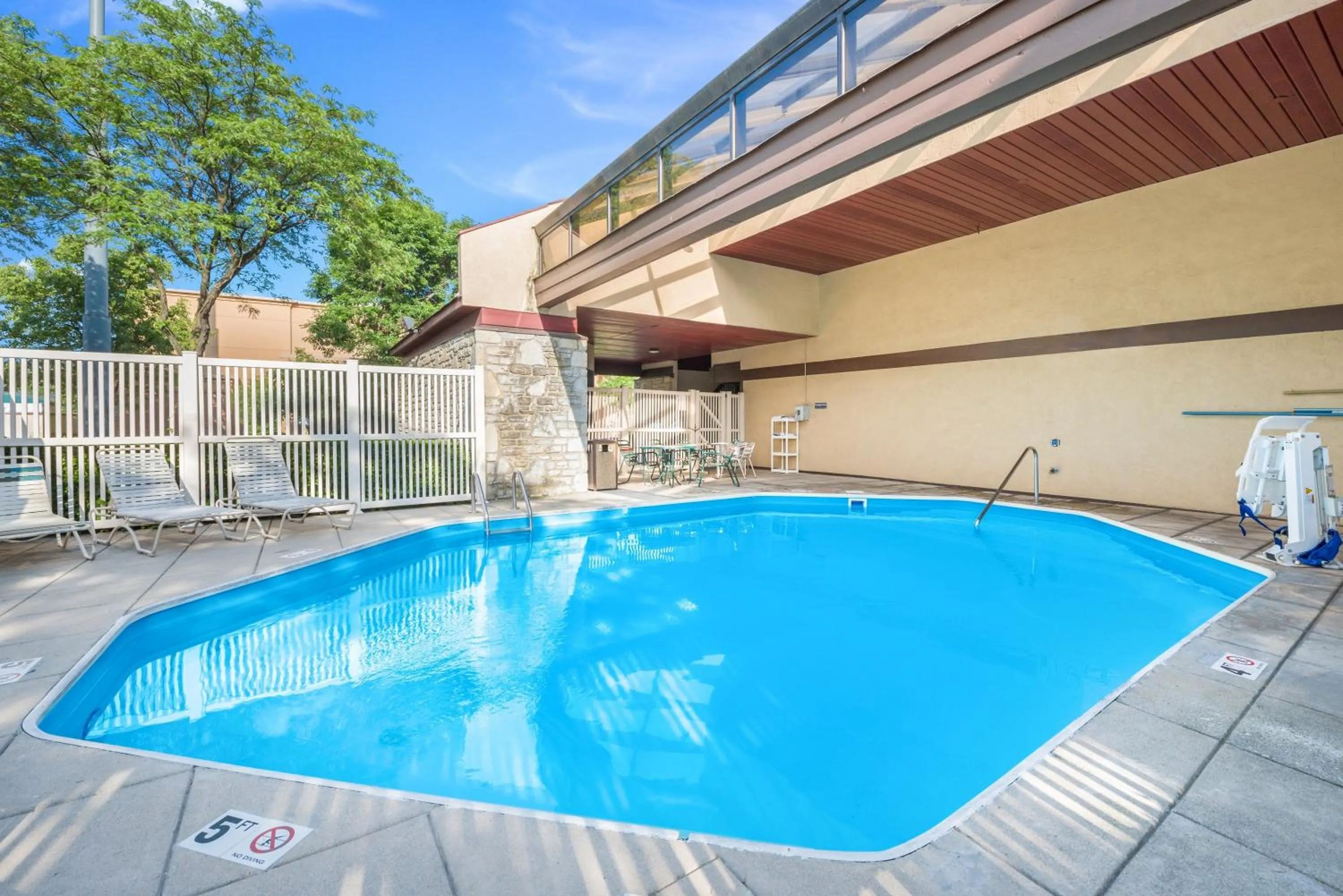 Swimming pool in Red Roof Inn Columbus - Grove City