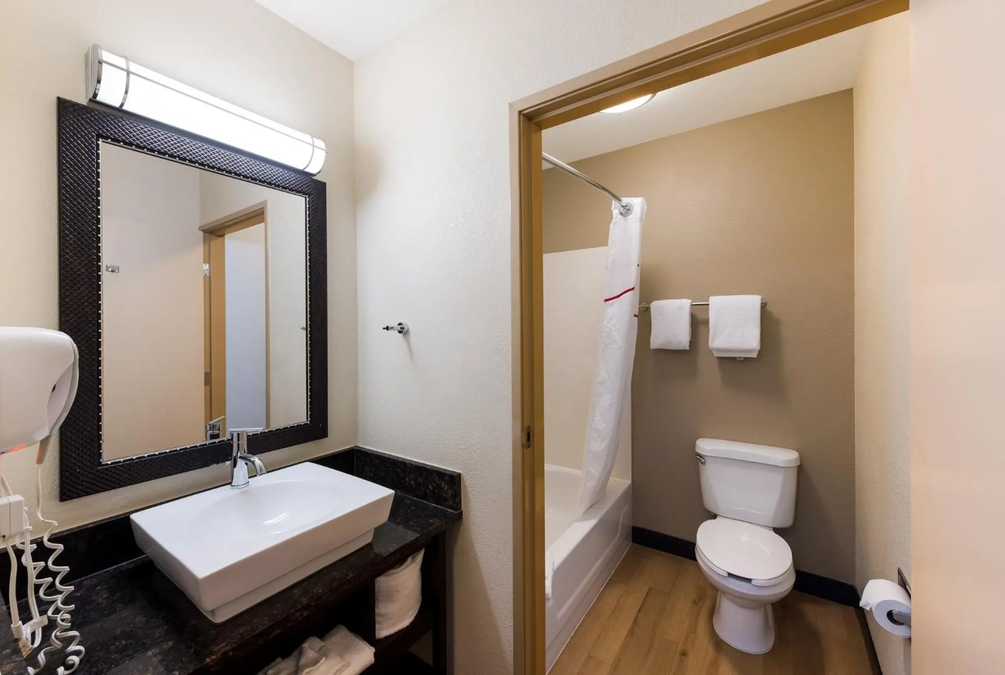 Bathroom in Red Roof Inn PLUS+ Columbus Downtown - Convention Center