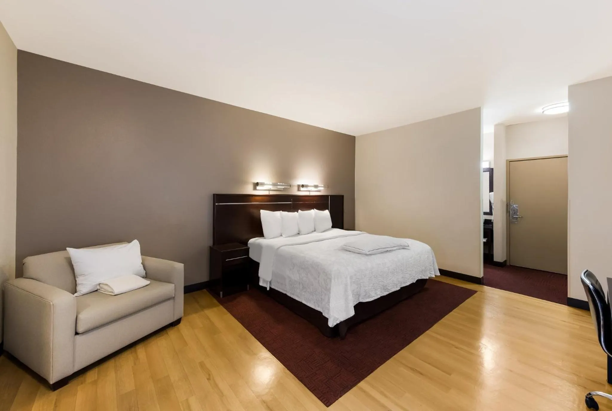 Bedroom, Bed in Red Roof Inn PLUS+ Columbus Downtown - Convention Center