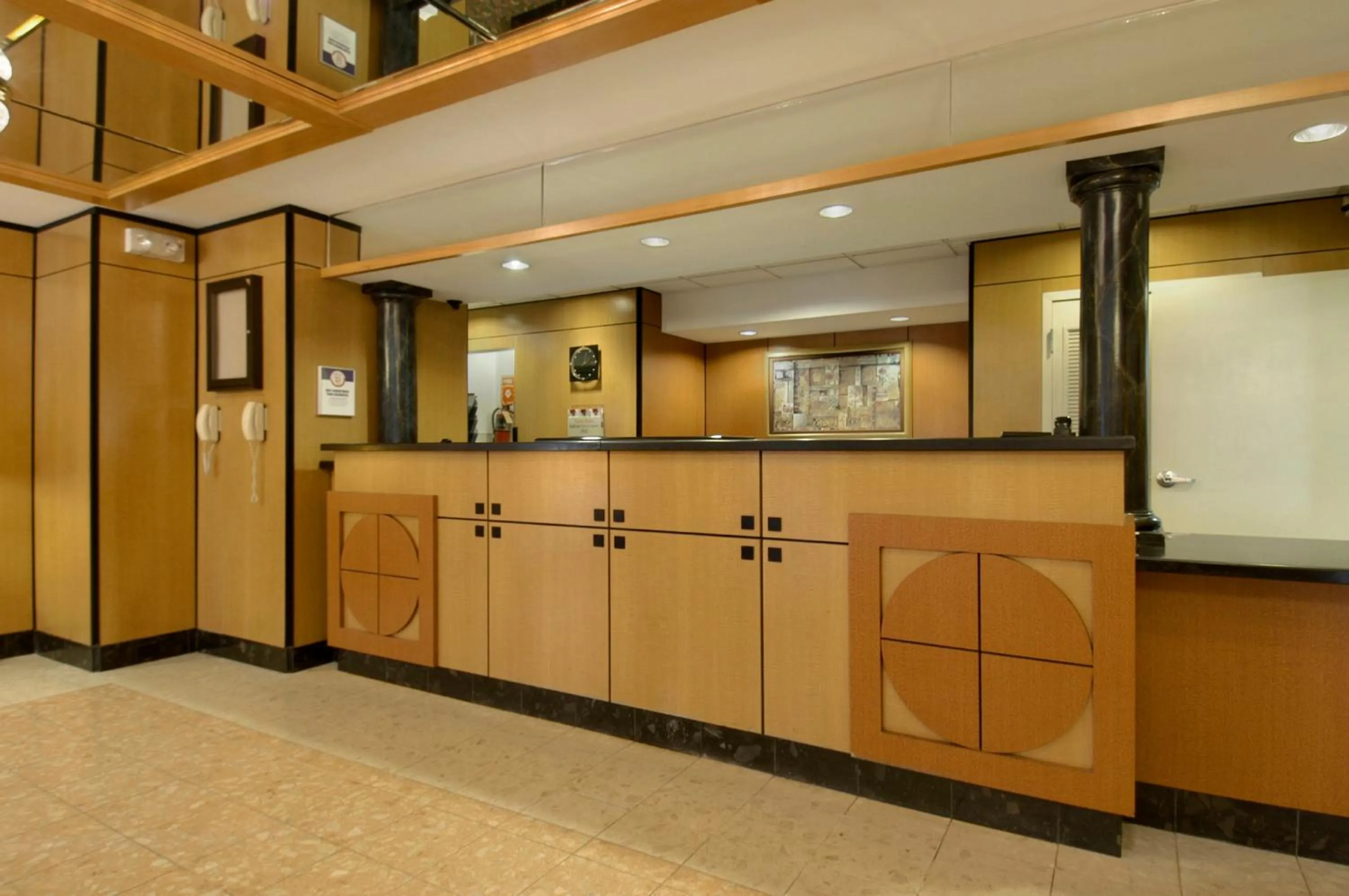 Lobby or reception in Red Roof Inn PLUS+ Columbus Downtown - Convention Center