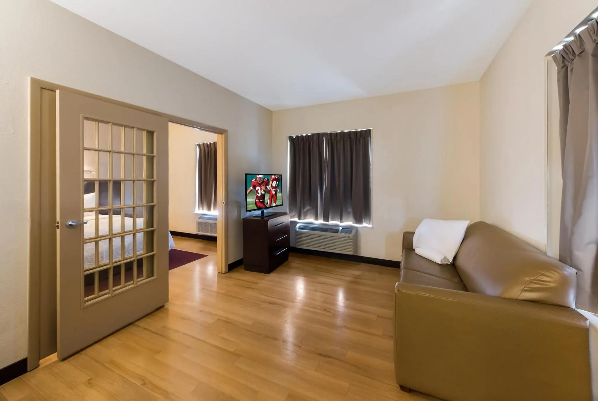 Bedroom, Bed in Red Roof Inn PLUS+ Columbus Downtown - Convention Center