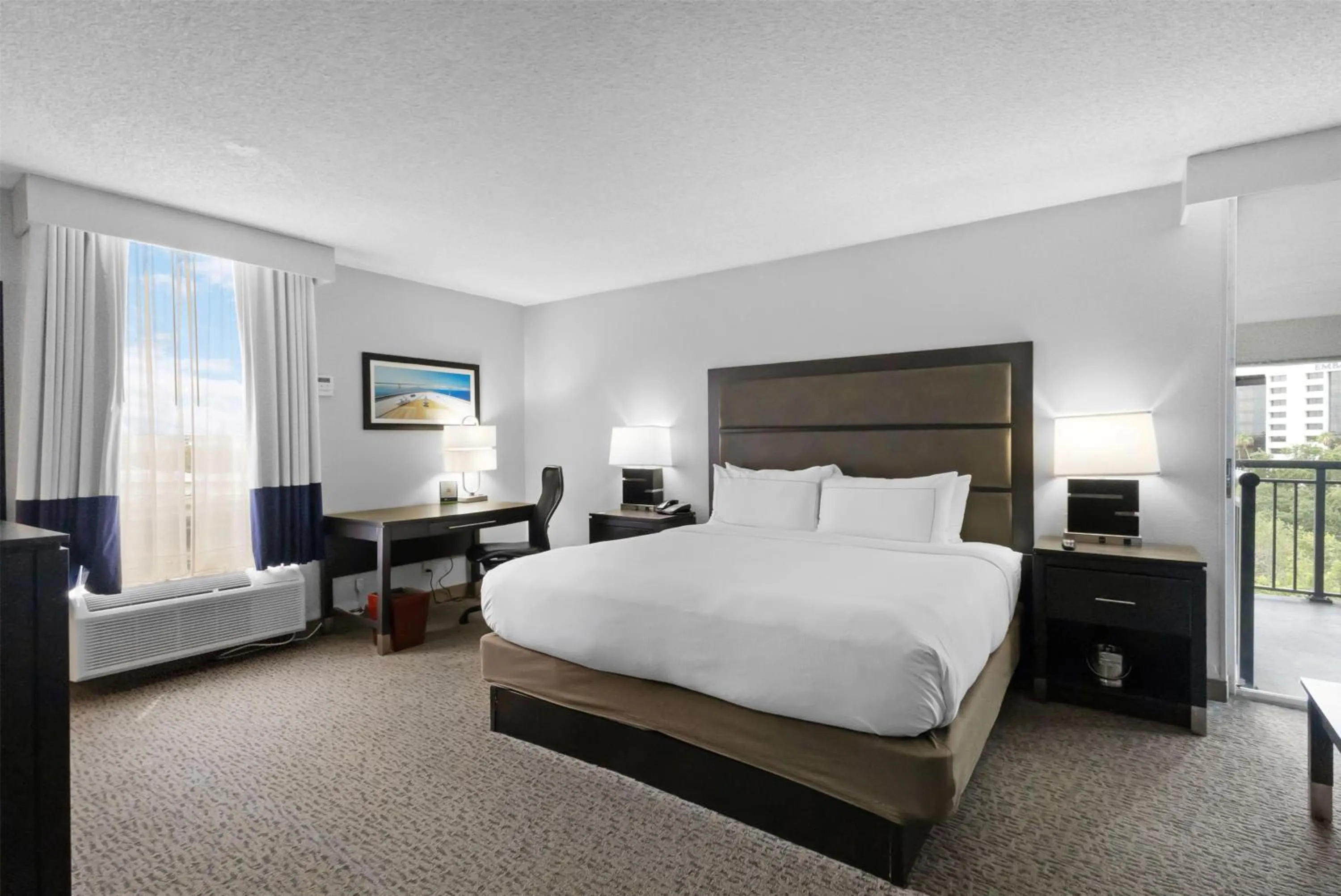 Bed in DoubleTree by Hilton Palm Beach Gardens