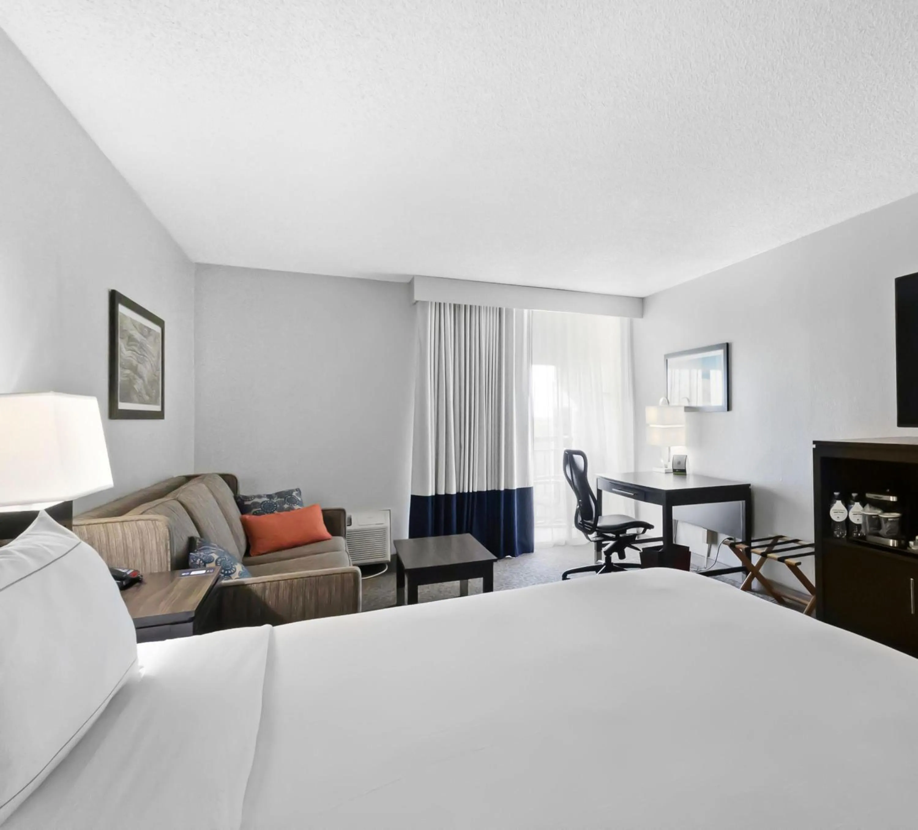 Bedroom, Bed in DoubleTree by Hilton Palm Beach Gardens