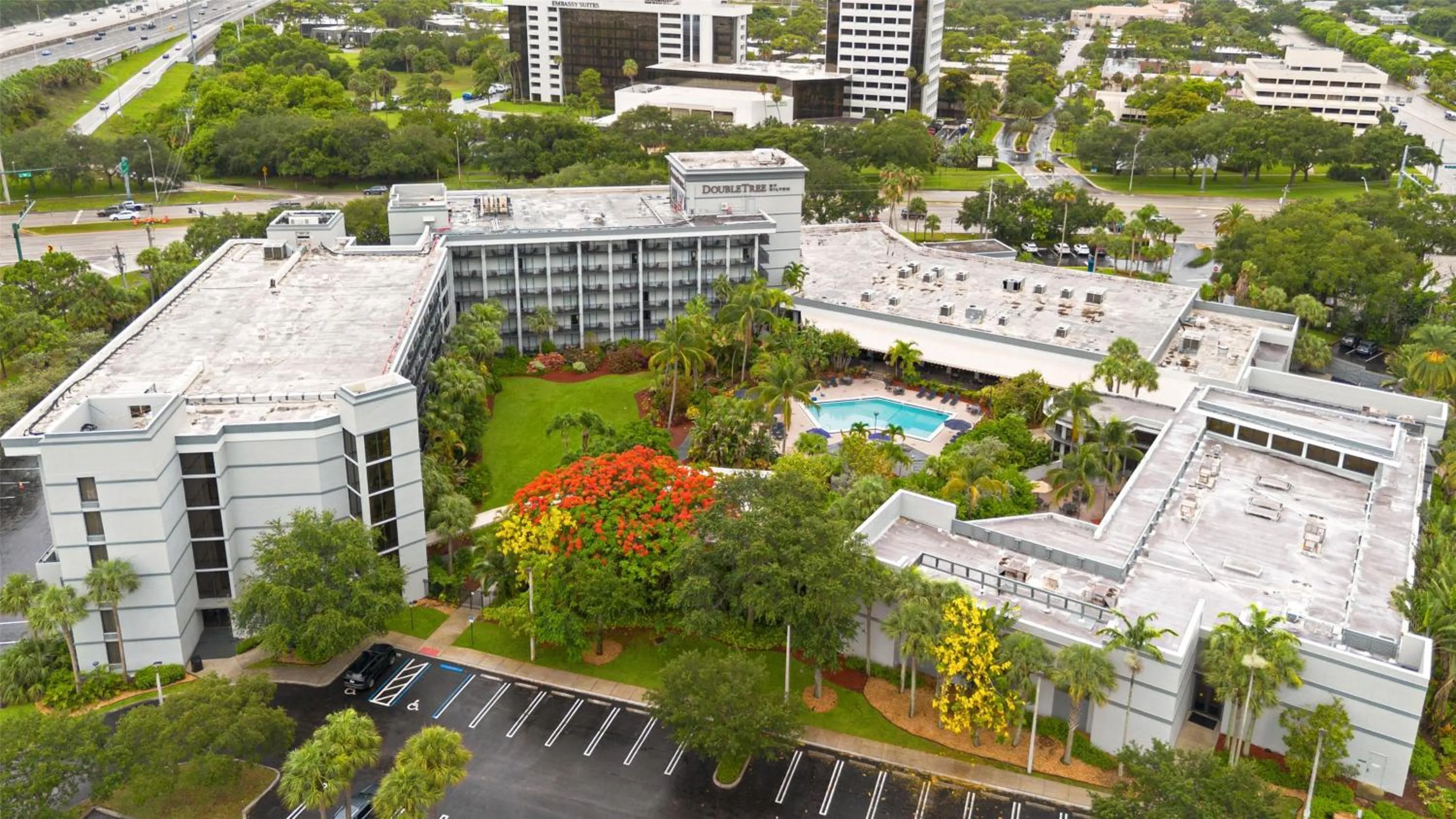 Property building in DoubleTree by Hilton Palm Beach Gardens