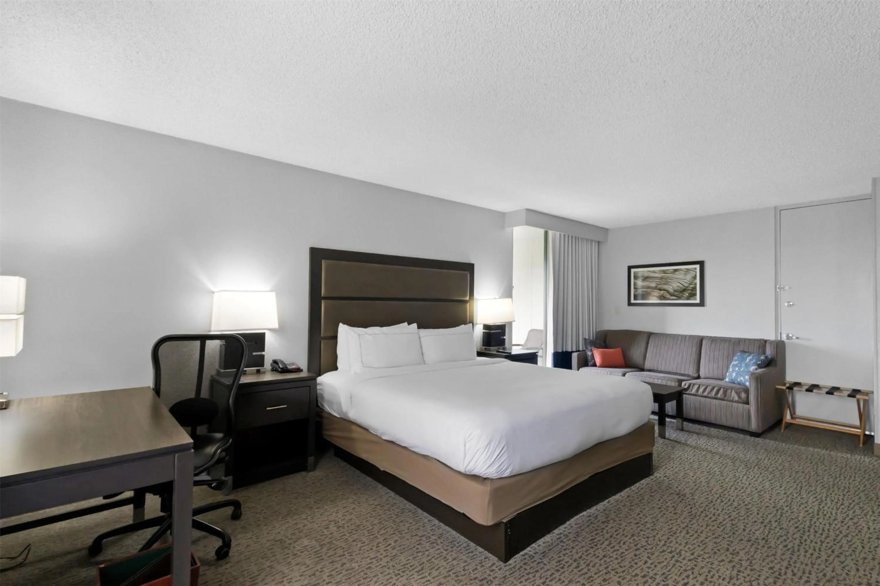 Living room, Bed in DoubleTree by Hilton Palm Beach Gardens