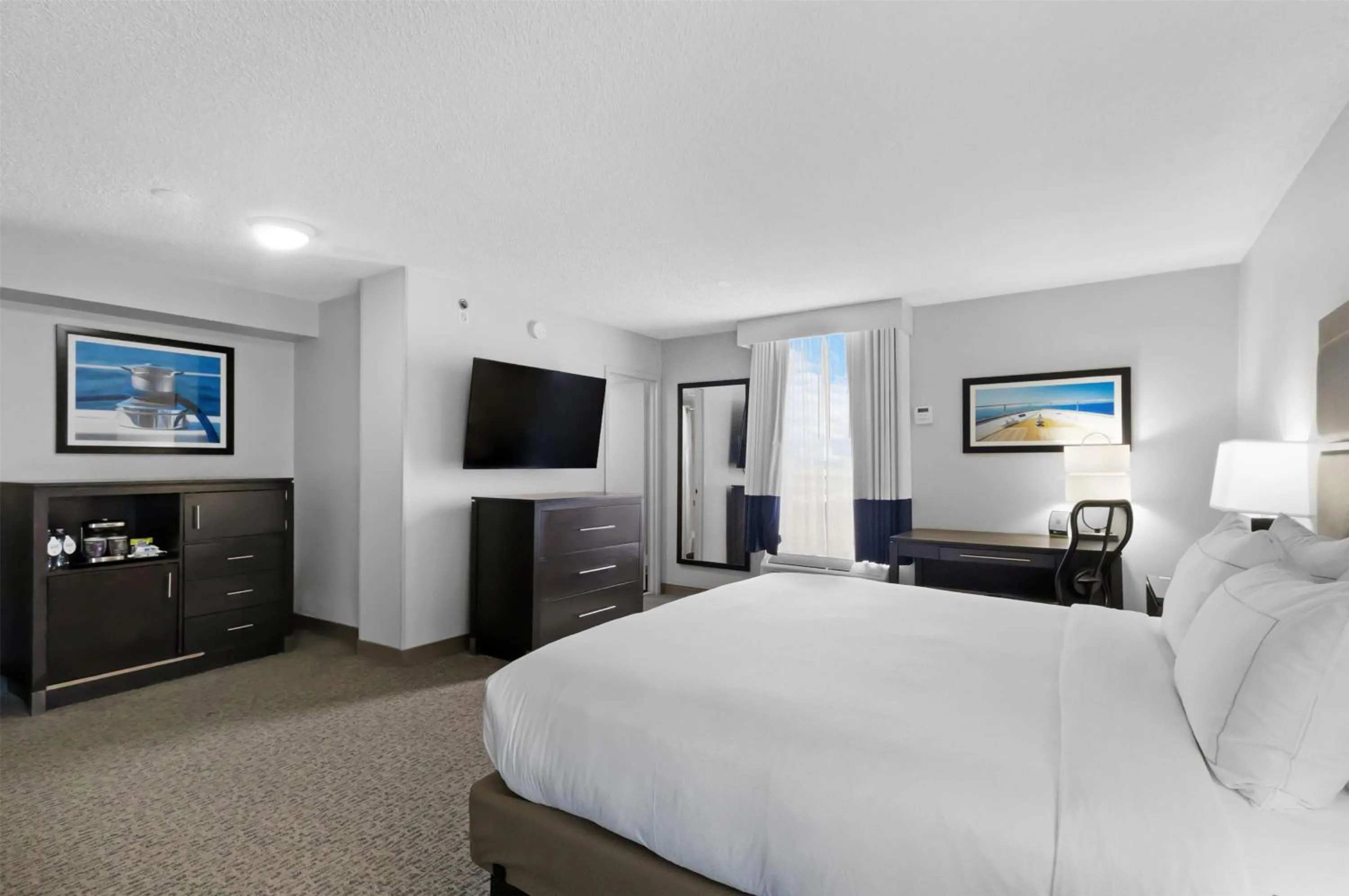 Bed in DoubleTree by Hilton Palm Beach Gardens