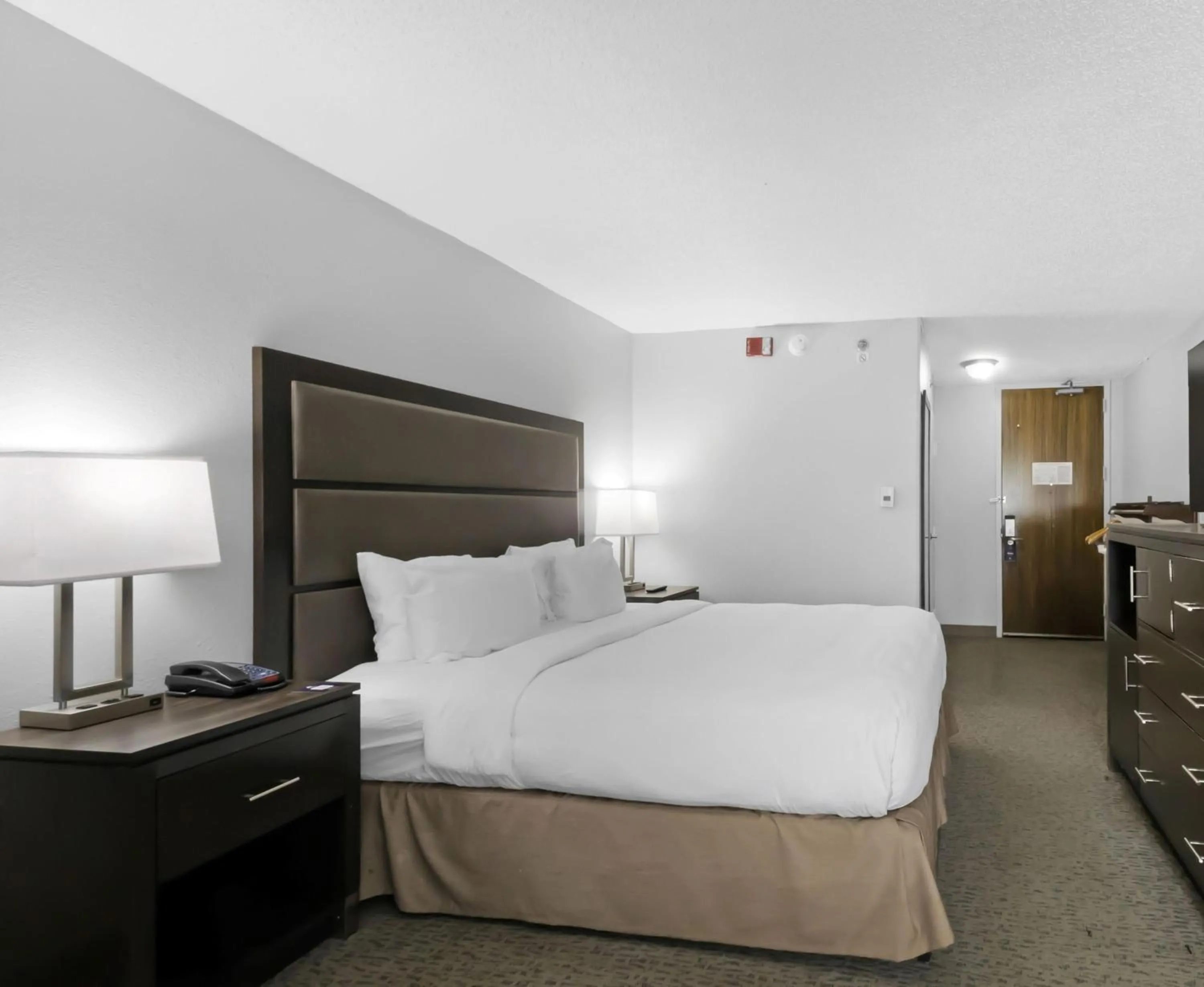 Bed in DoubleTree by Hilton Palm Beach Gardens