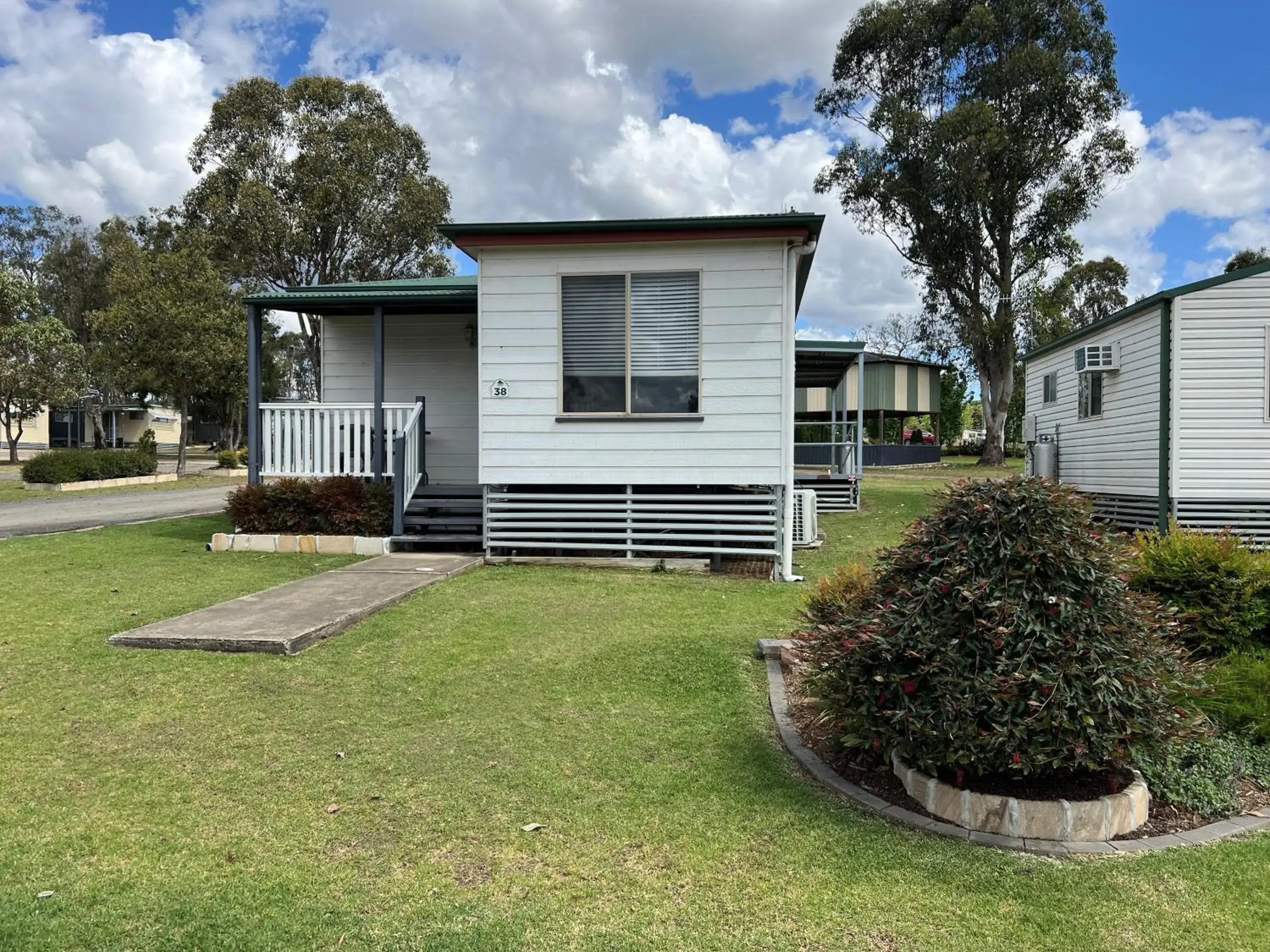 Deluxe Two-Bedroom Cabin in Crows Nest Tourist Park Deluxe Two-Bedroom Cabin in Crows Nest Tourist Park