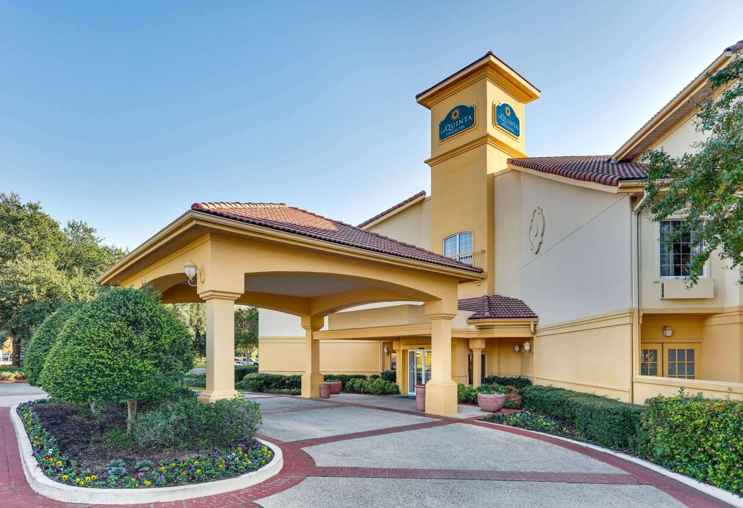 Property building in La Quinta by Wyndham Dallas - Addison Galleria