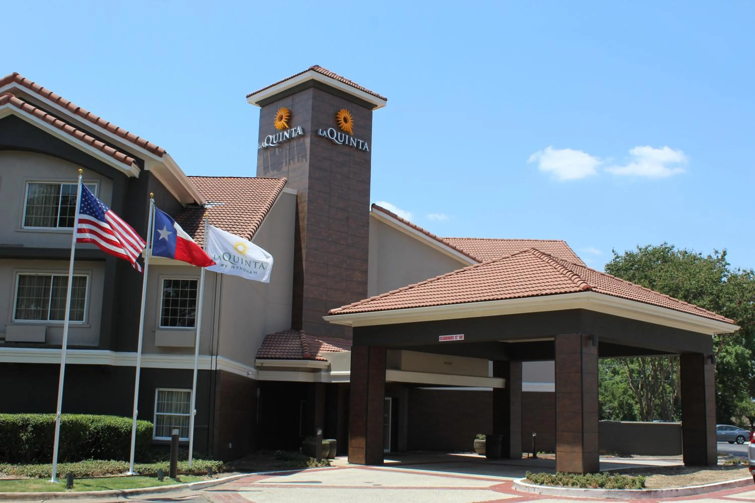 Property building in La Quinta by Wyndham Dallas - Addison Galleria