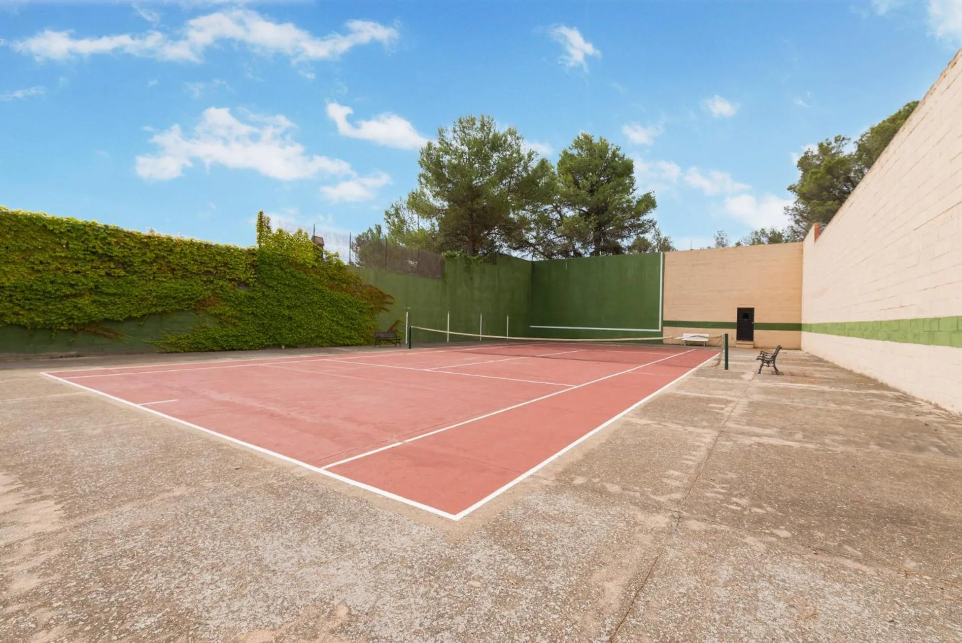 Tennis court in Comarquinal Bioresort Penedes