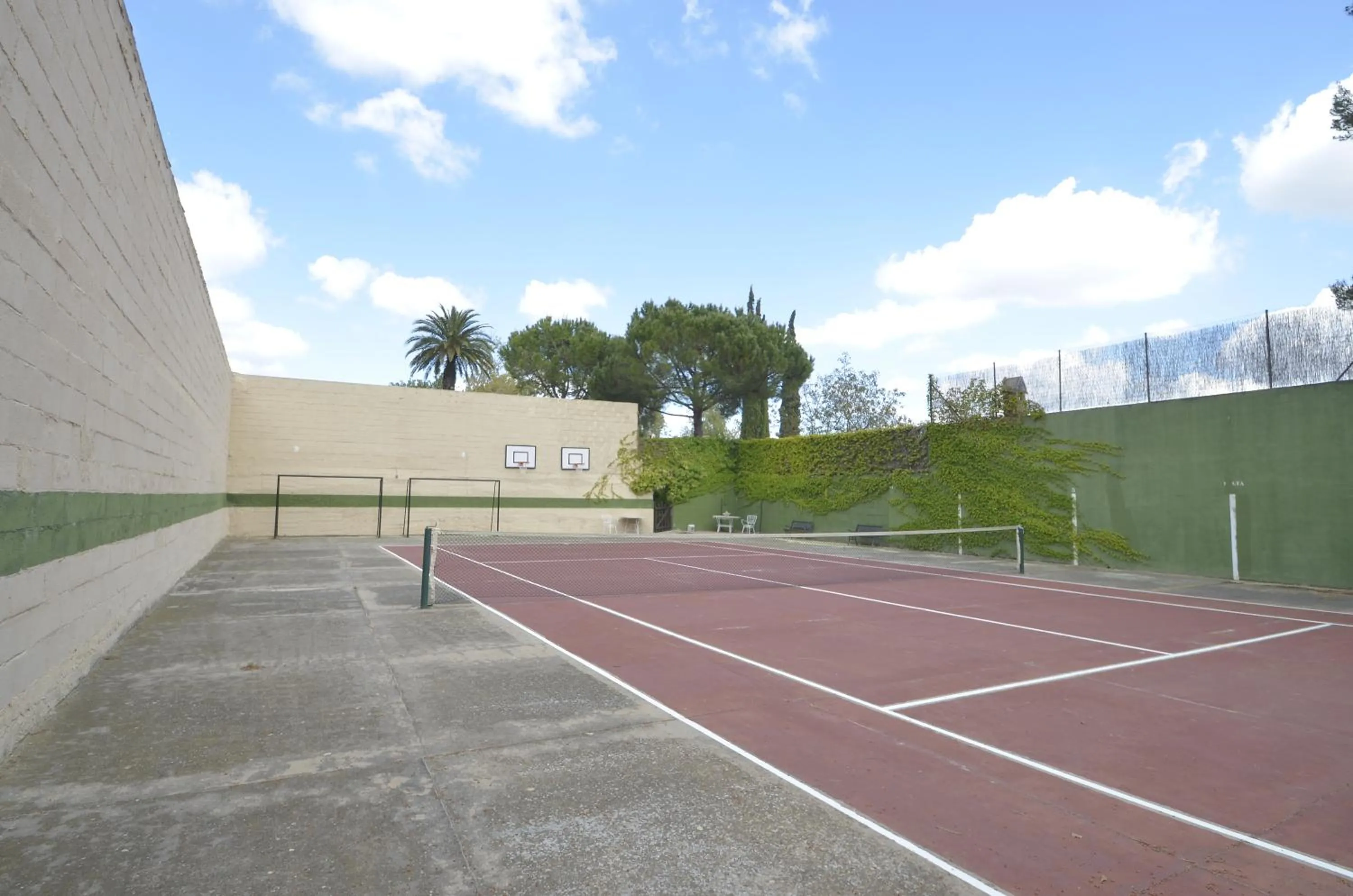 Tennis court in Comarquinal Bioresort Penedes