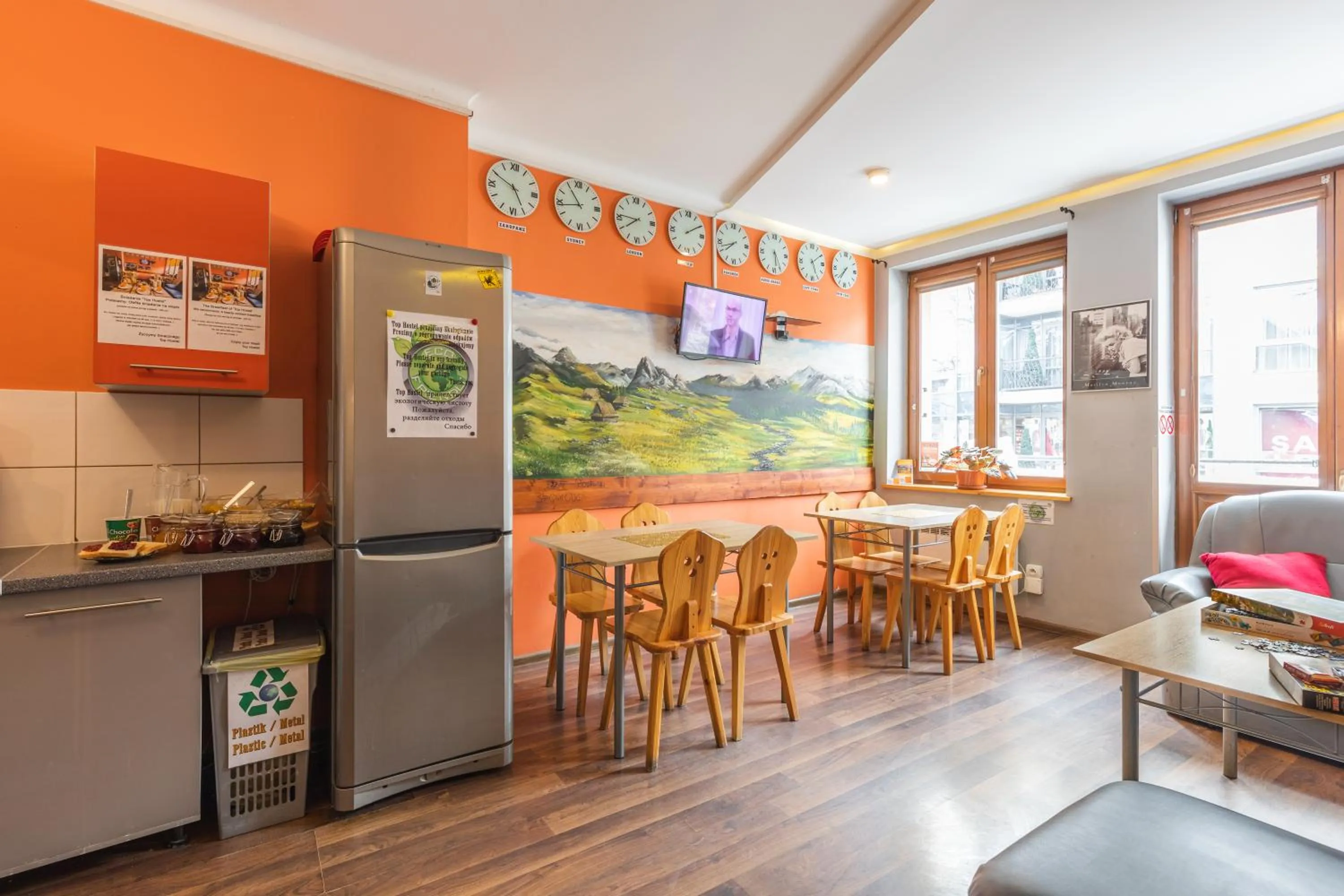 Communal lounge/ TV room in Top Hostel Pokoje Gościnne