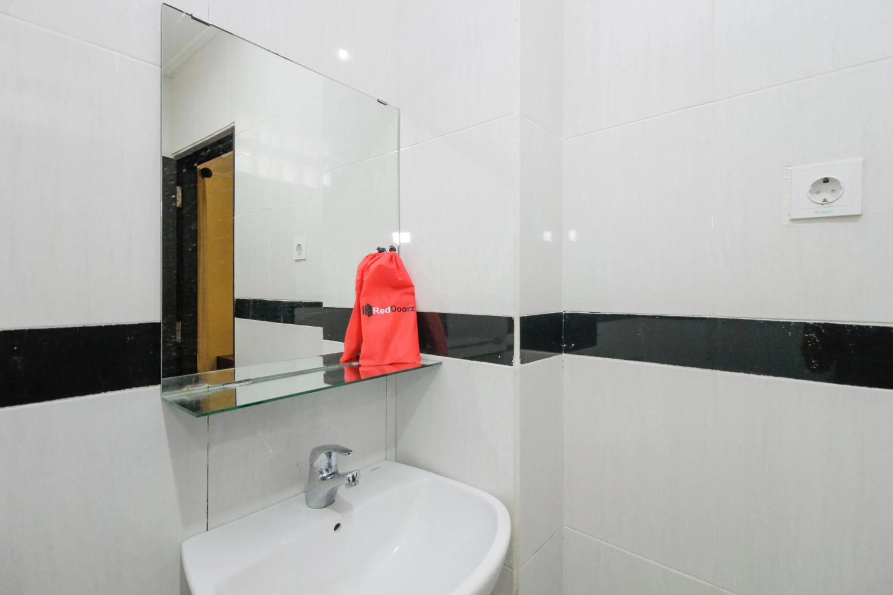 Bathroom in RedDoorz near Taman Samarendah Samarinda