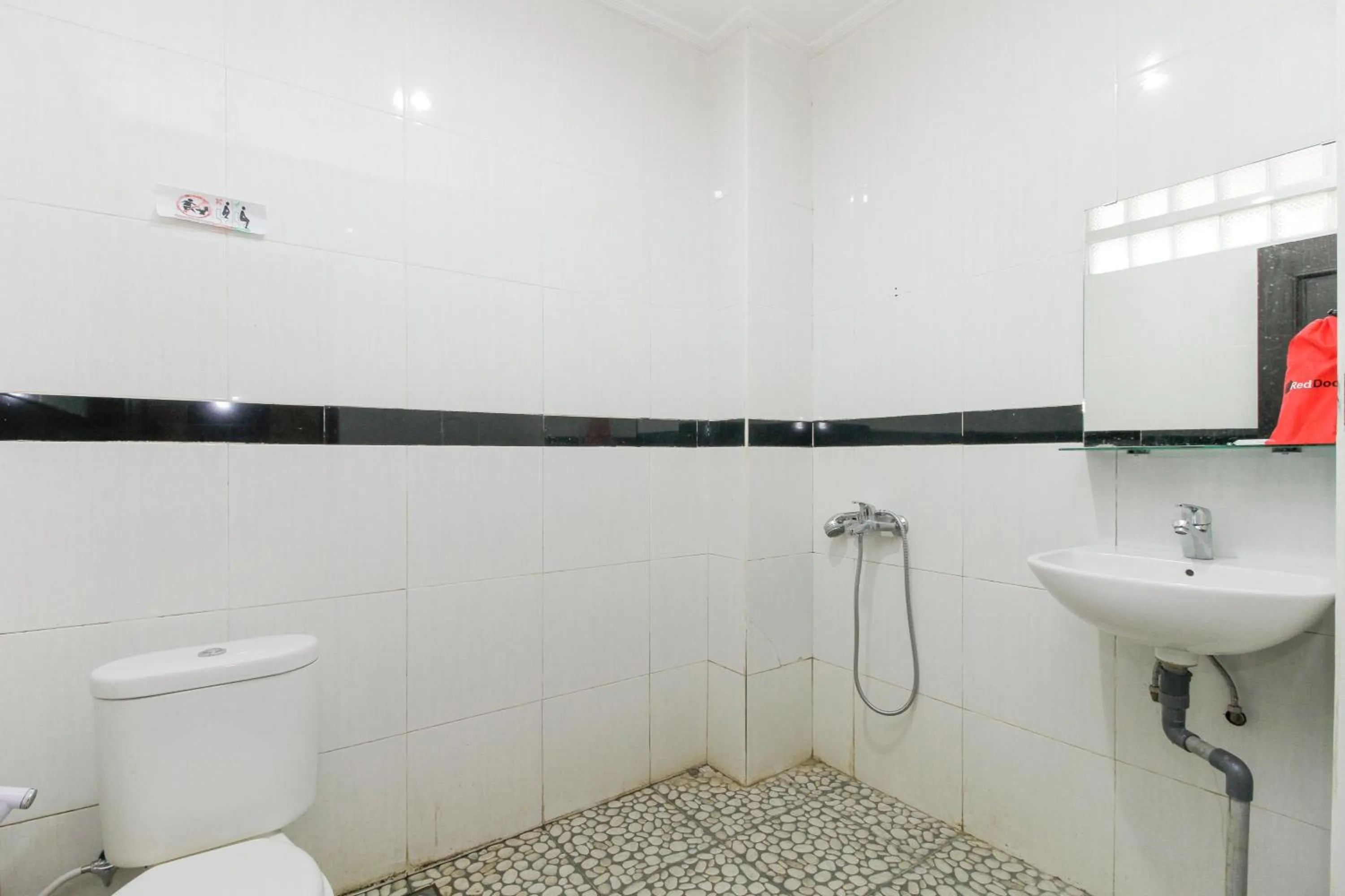 Bathroom in RedDoorz near Taman Samarendah Samarinda