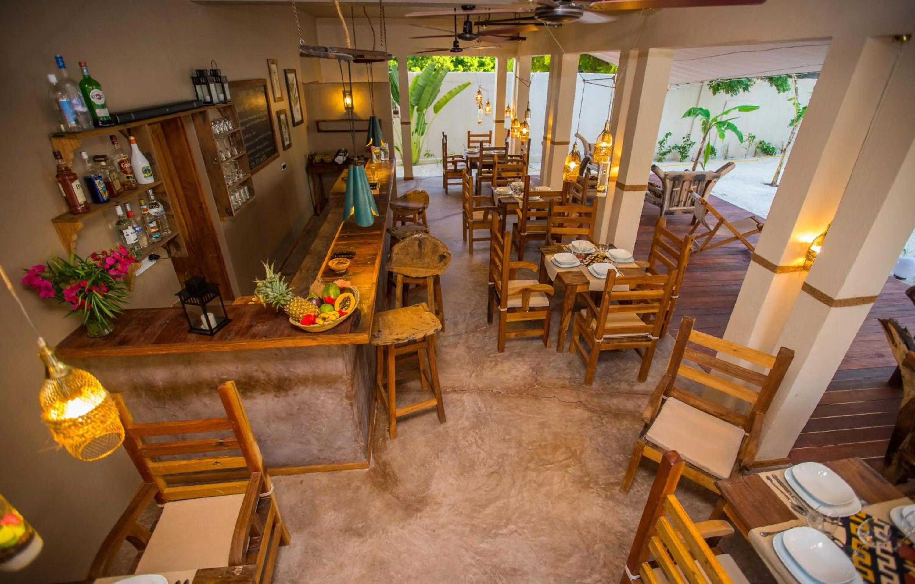 Restaurant/places to eat in Clove Island Villas & Spa