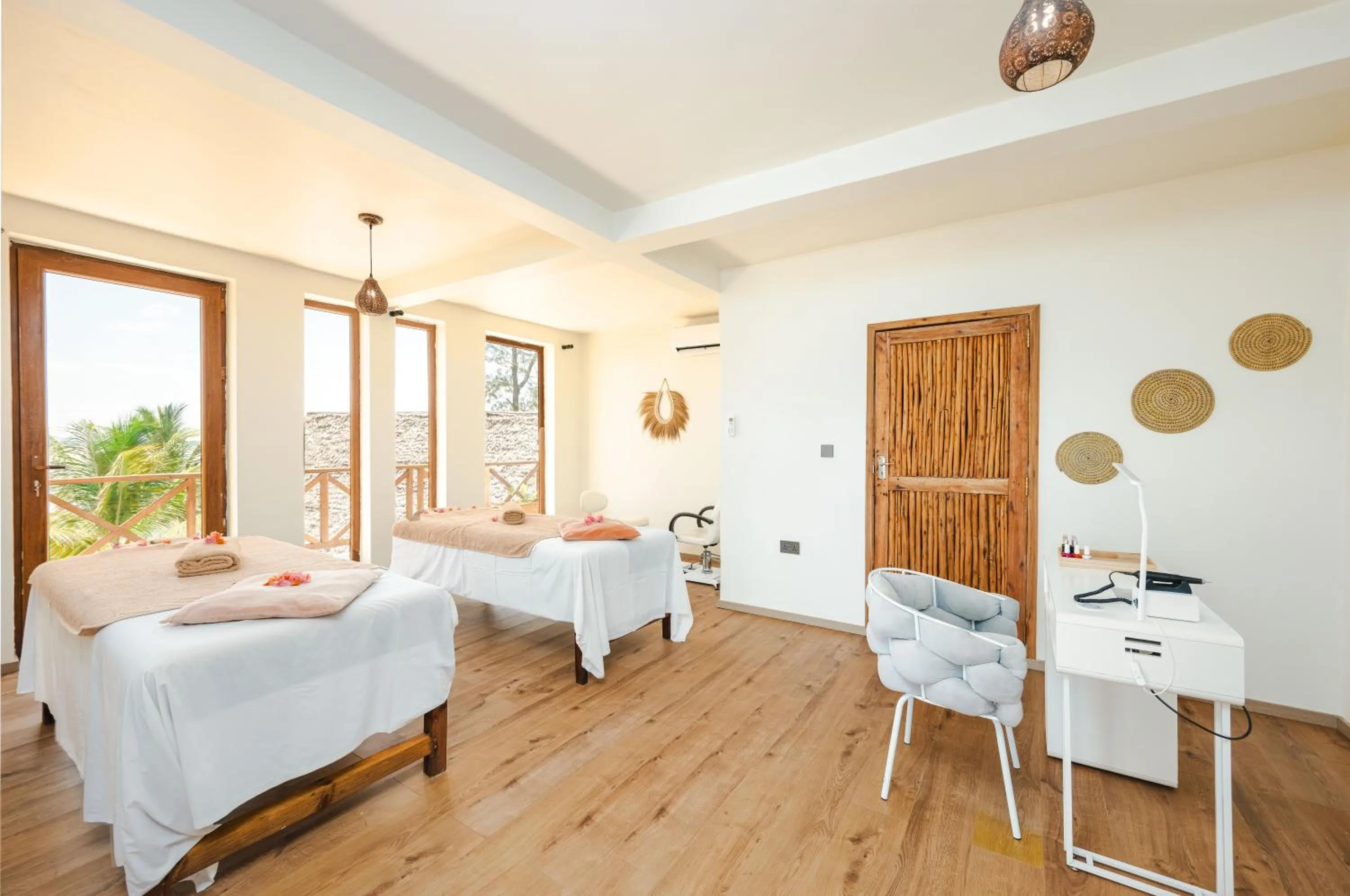 Massage, Bed in Clove Island Villas & Spa