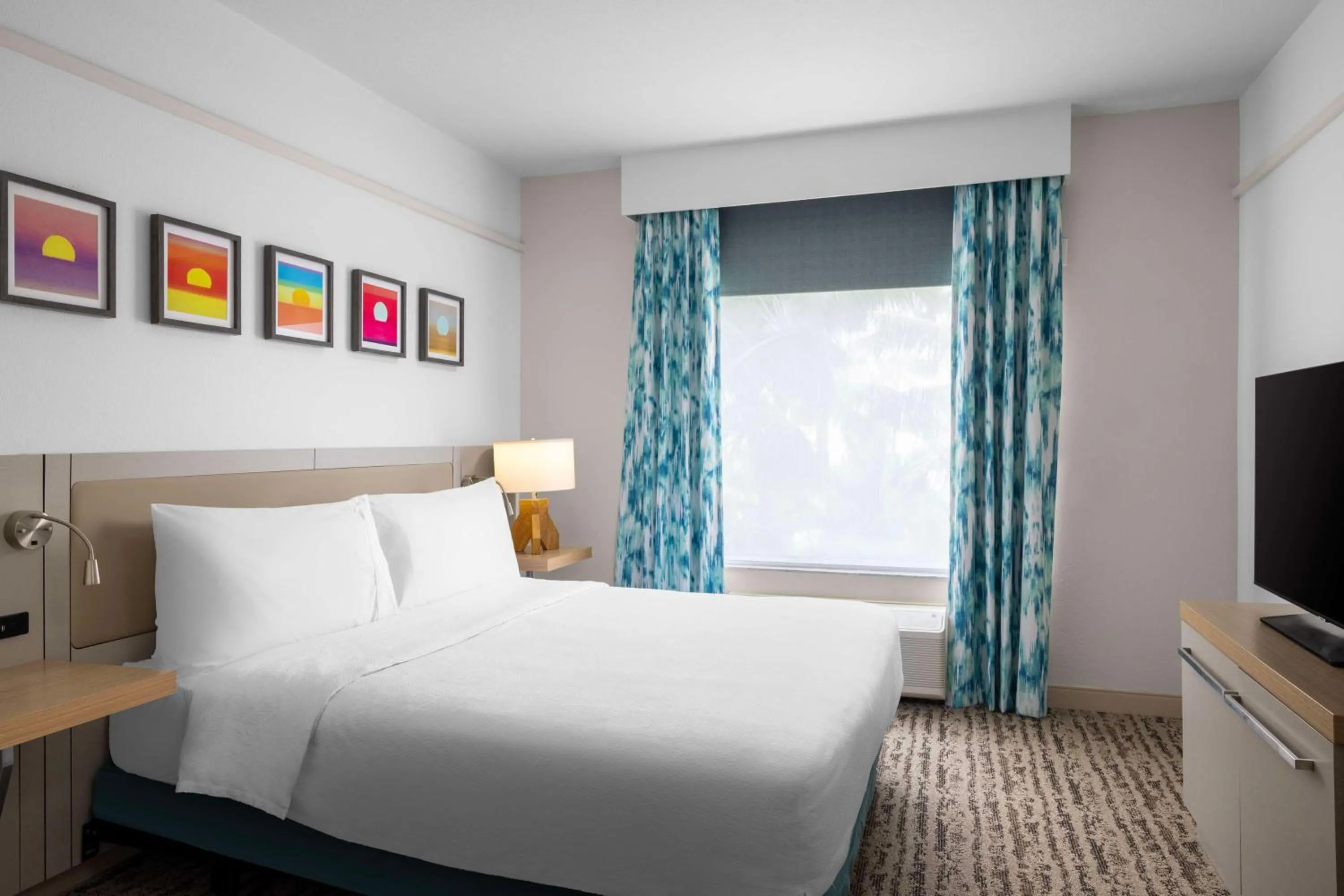 Bed in Hilton Garden Inn West Palm Beach Airport