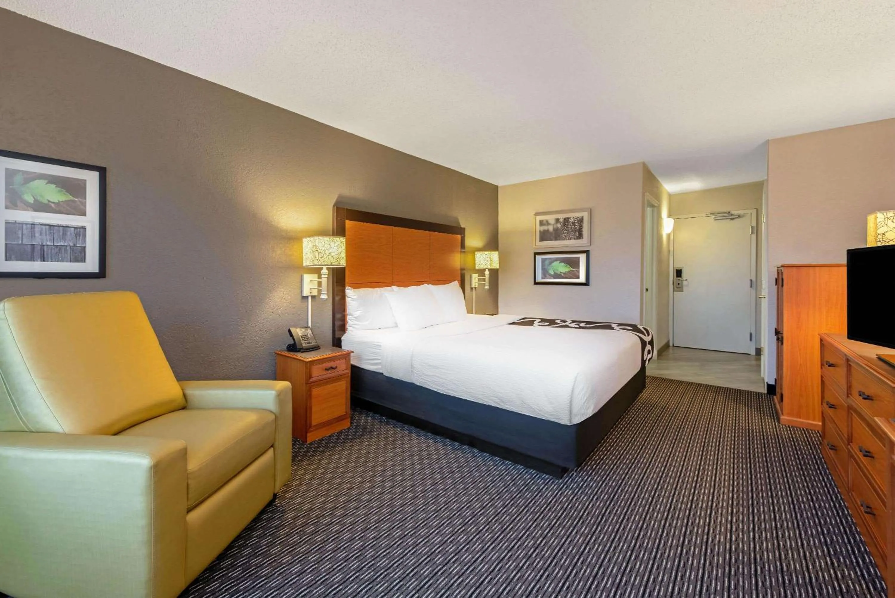 Photo of the whole room, Bed in La Quinta by Wyndham New Orleans Airport