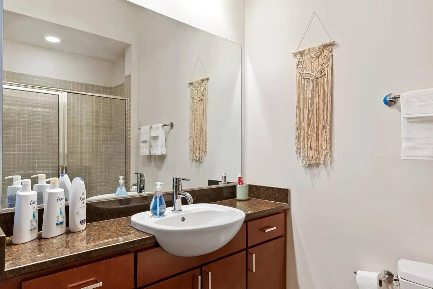 Bathroom in Trifecta Ace Location Pool & Gym Superhost