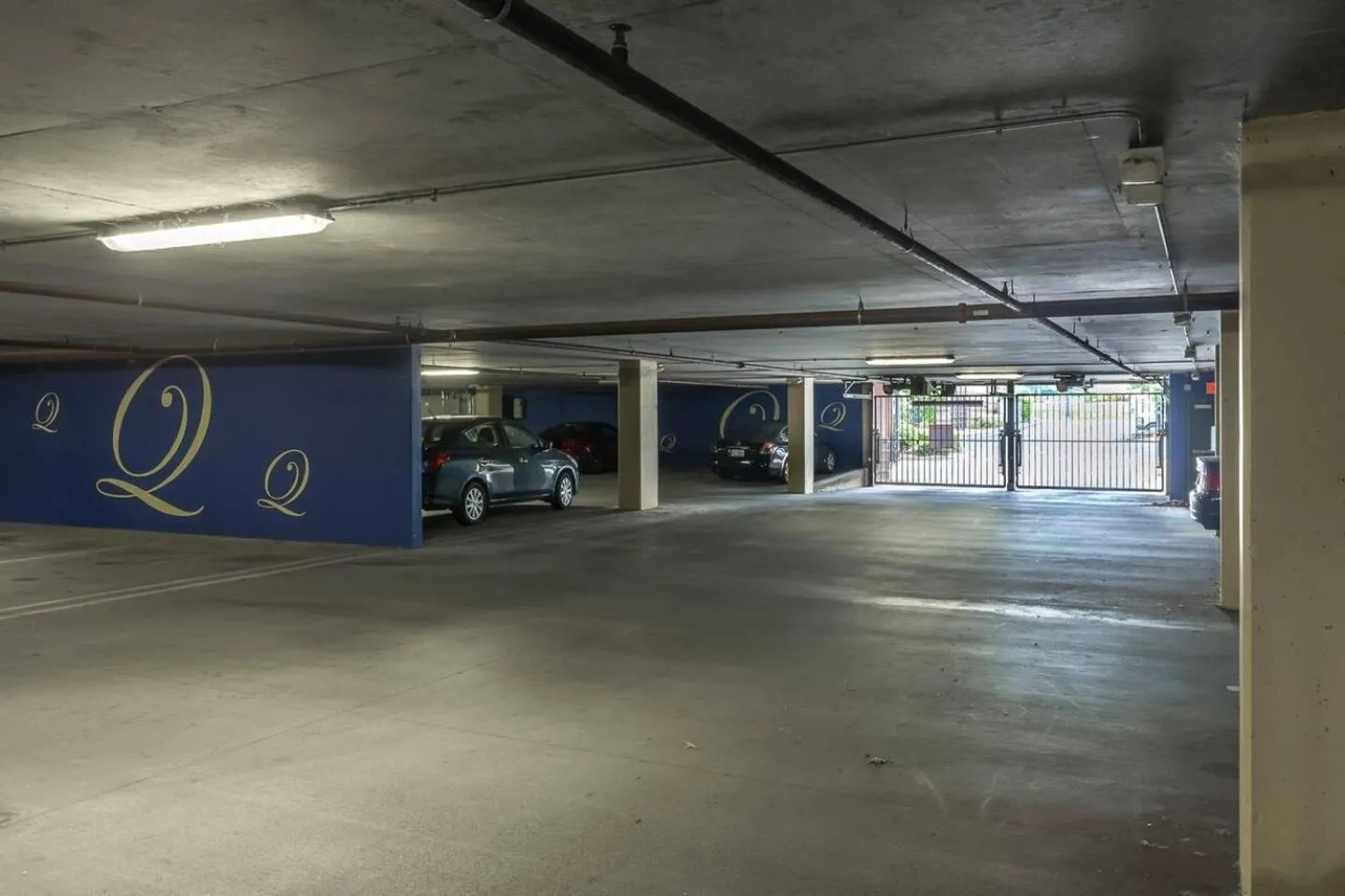 Parking in Trifecta Ace Location Pool & Gym Superhost