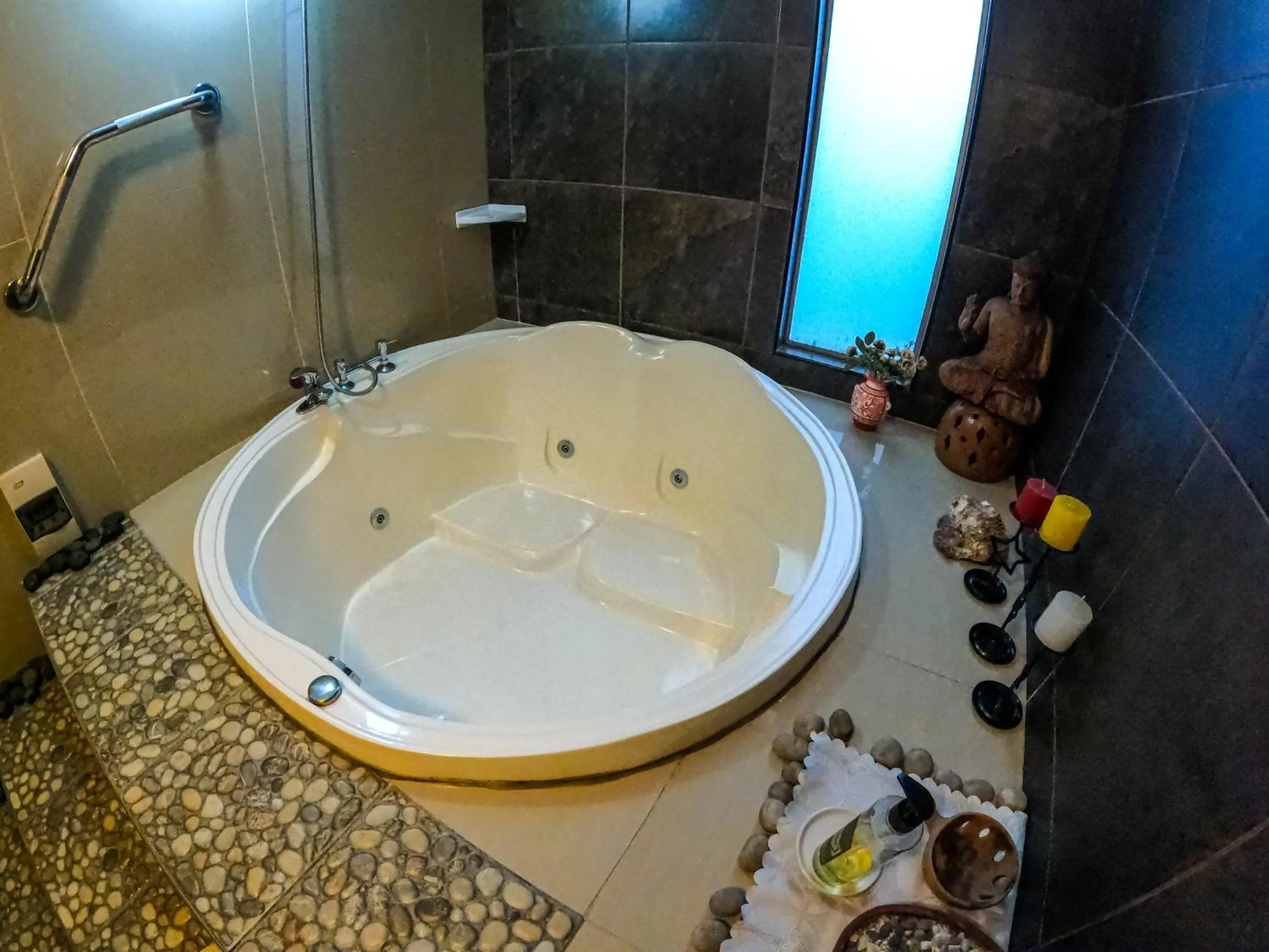 Hot Tub in Hotel Tikary