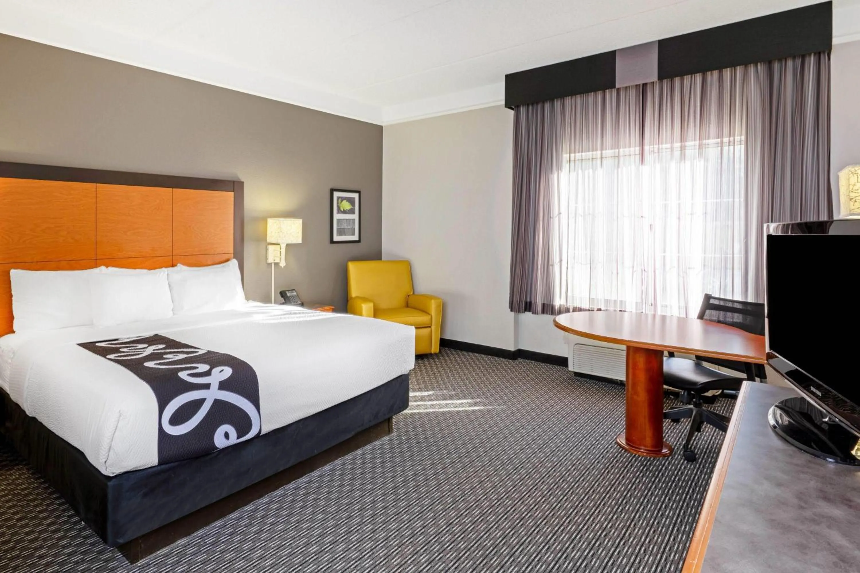 Photo of the whole room, Bed in La Quinta by Wyndham Houston West Park 10