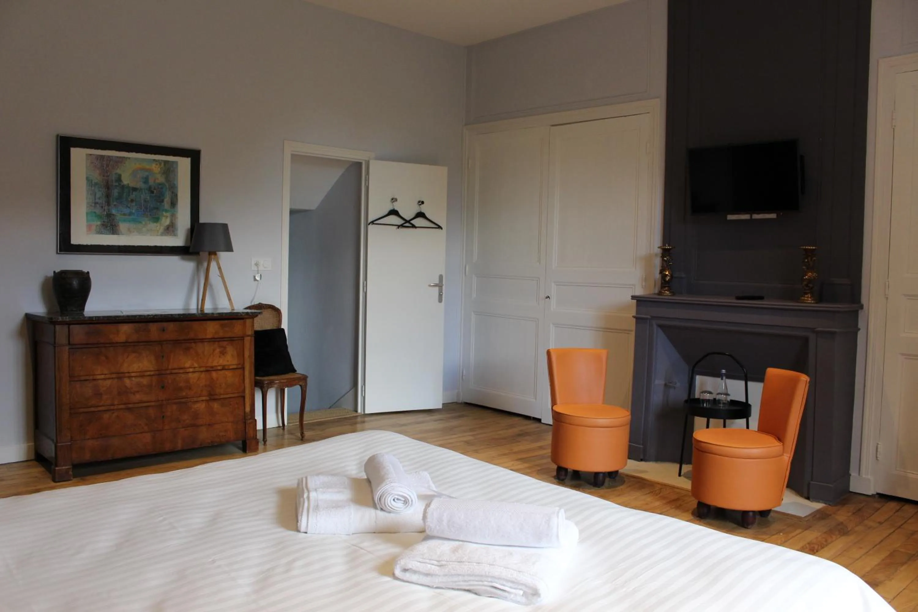 Communal lounge/ TV room, Bed in Manoir du Moustoir - Hôtel Les Empreintes